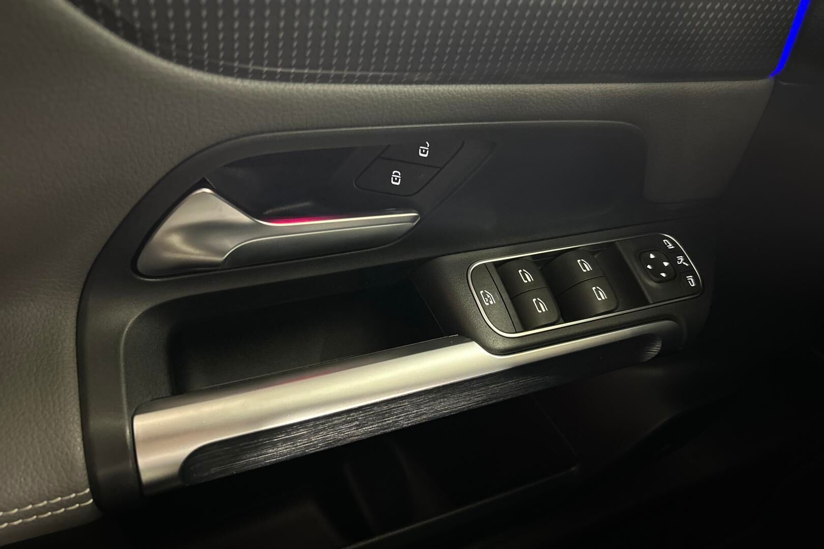 Mercedes-Benz EQB iso kuva 11