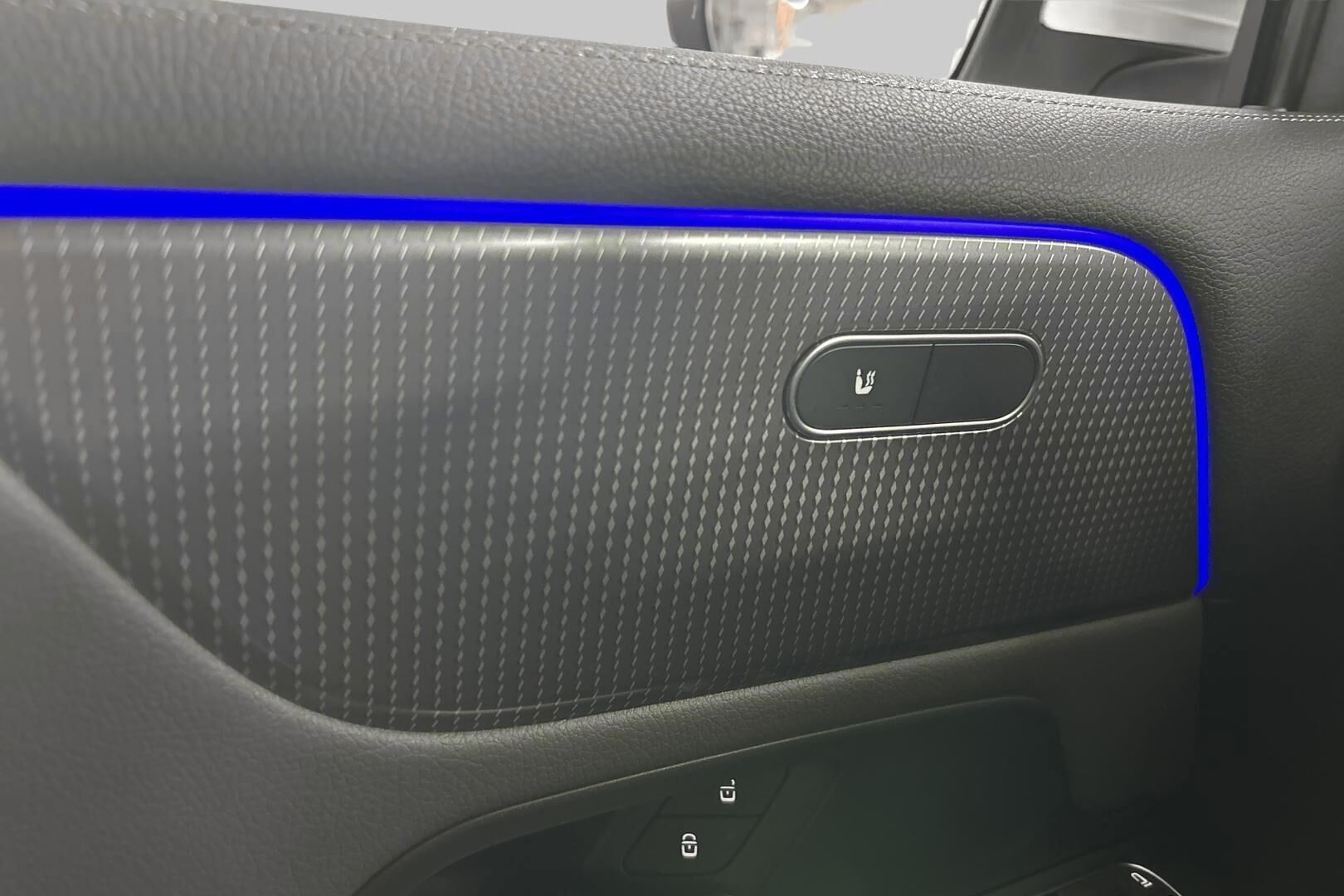 Mercedes-Benz EQB iso kuva 34