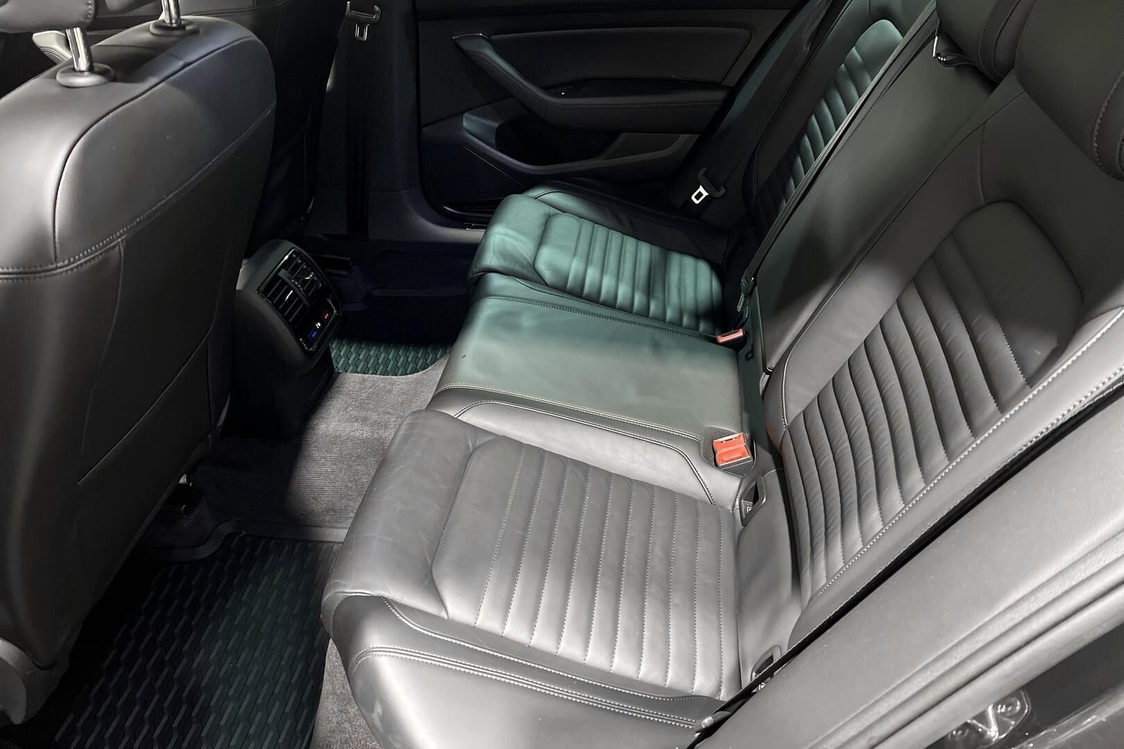 Volkswagen Passat iso kuva 10