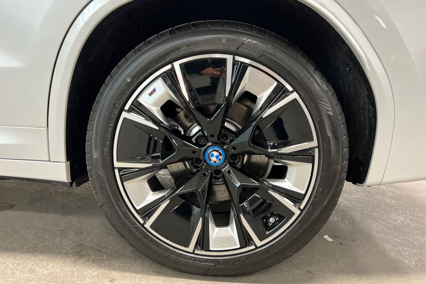BMW iX3 iso kuva 10