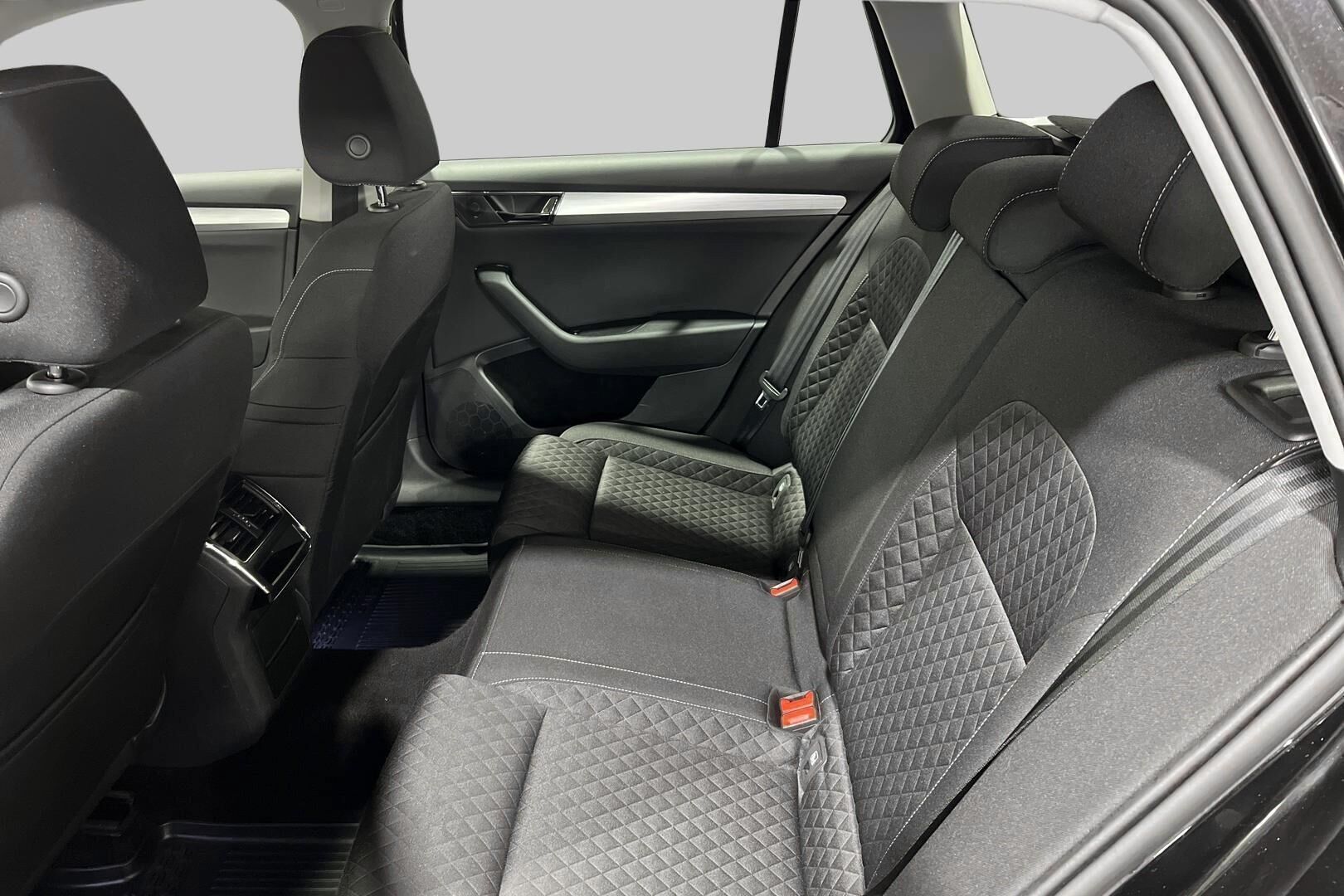 Skoda Superb iso kuva 10