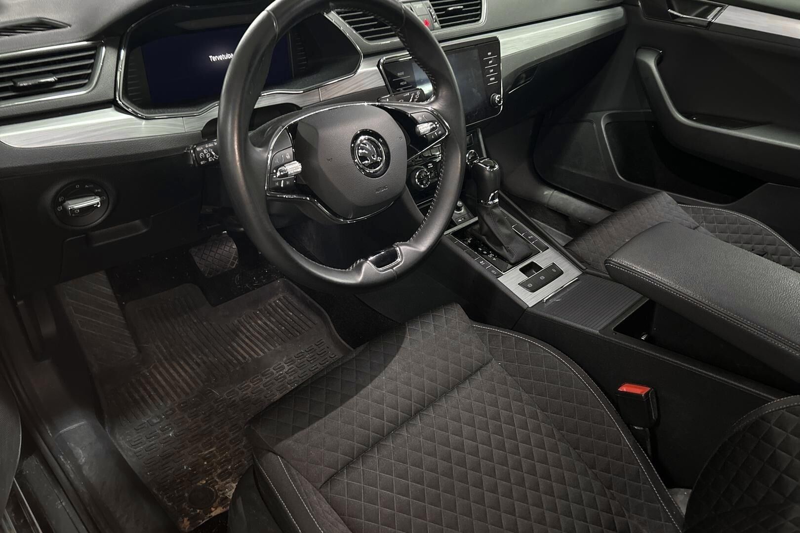 Skoda Superb iso kuva 2