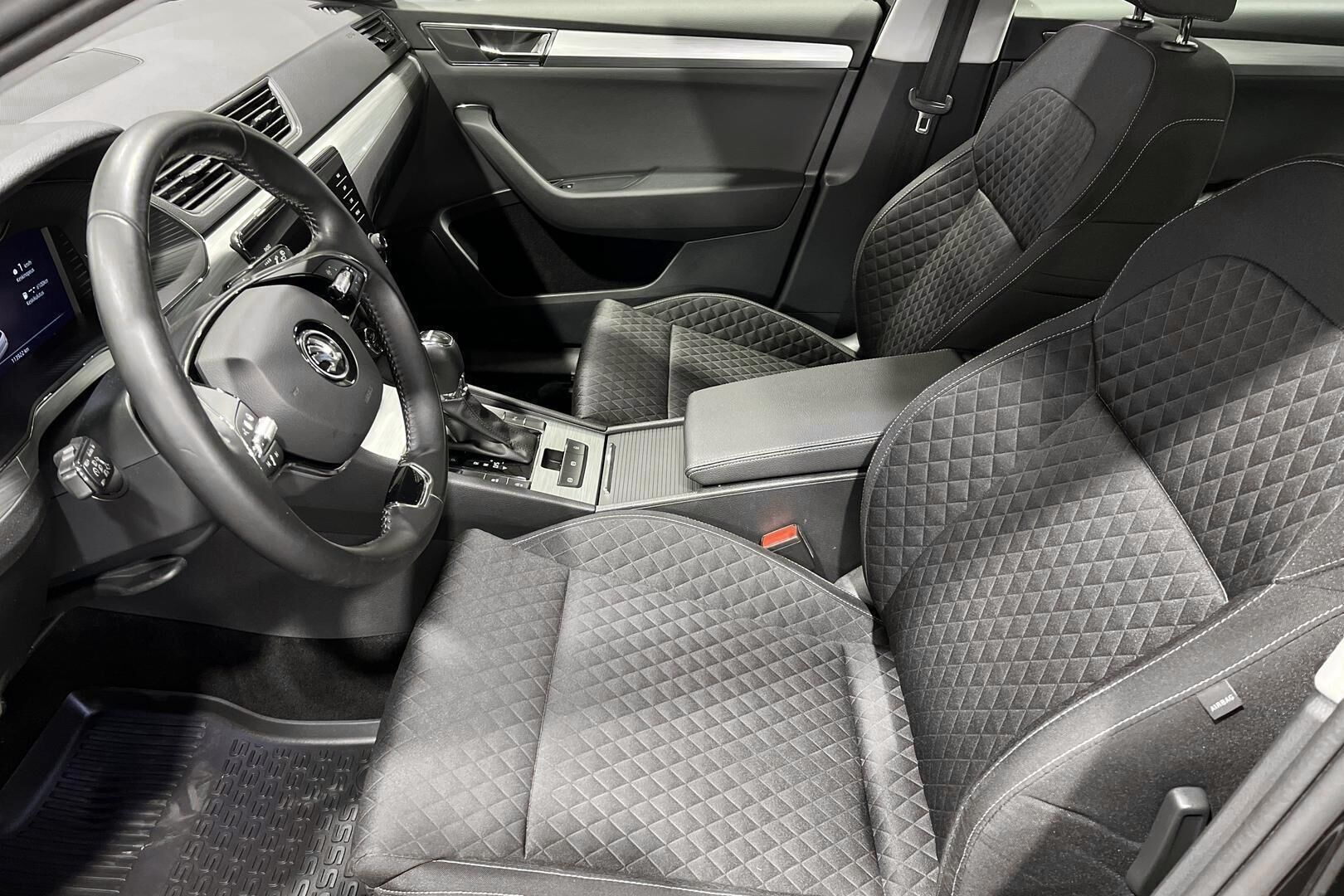 Skoda Superb iso kuva 9