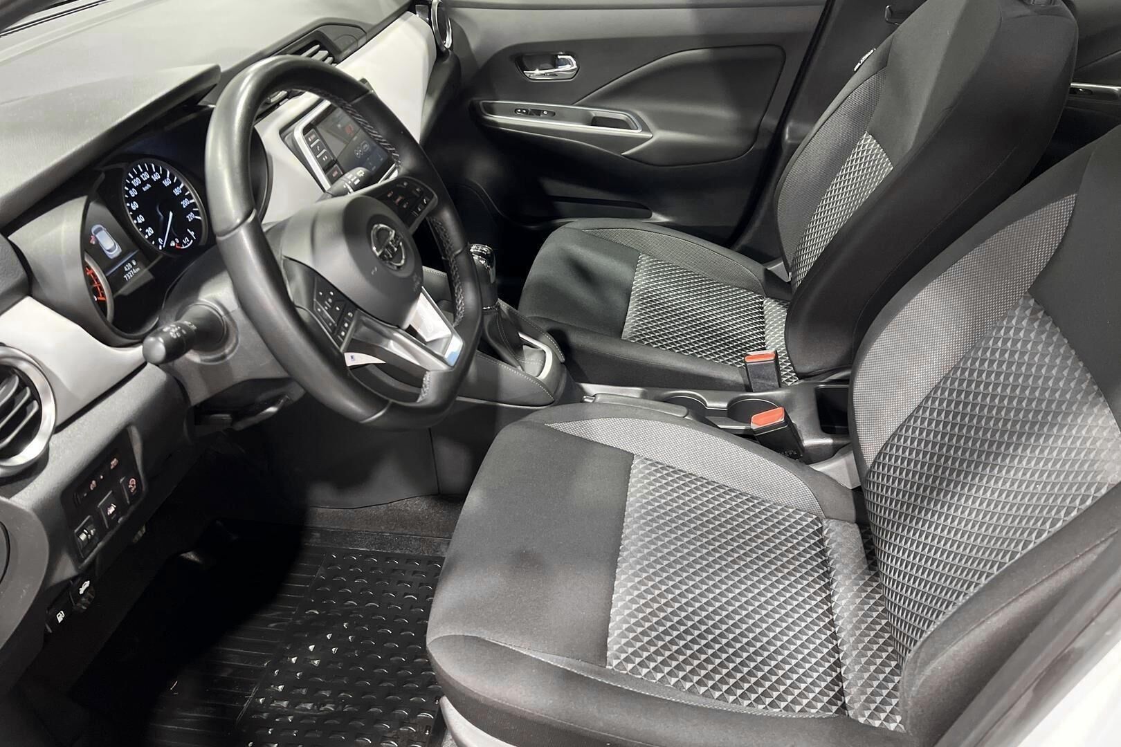 Nissan Micra iso kuva 9