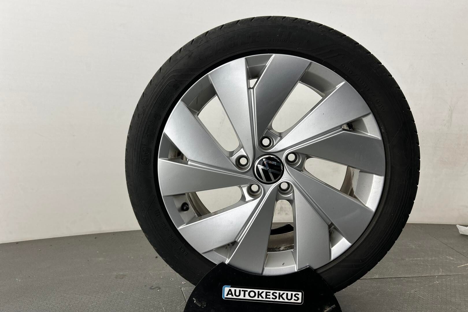 Volkswagen Golf iso kuva 12