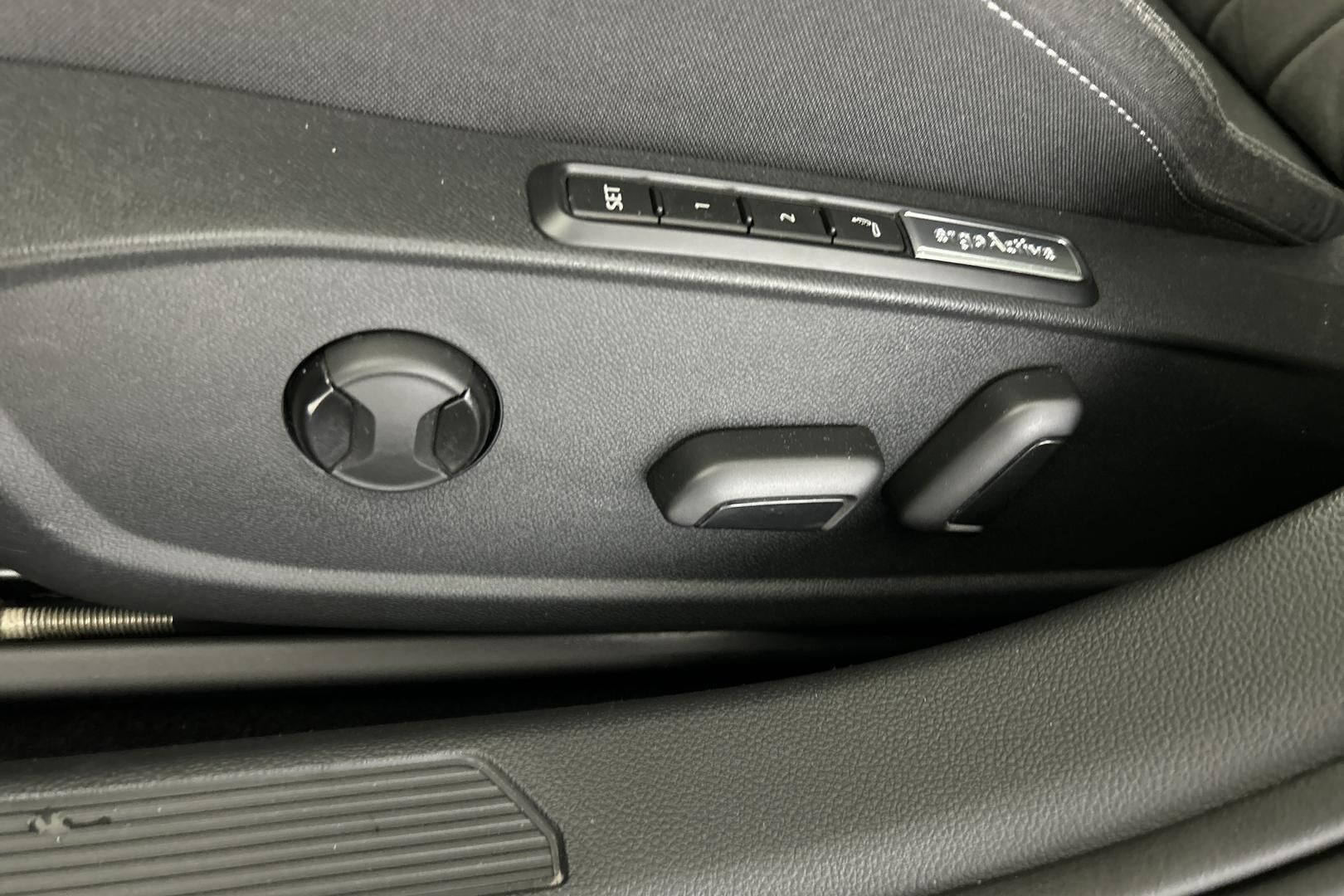 Volkswagen Golf iso kuva 24