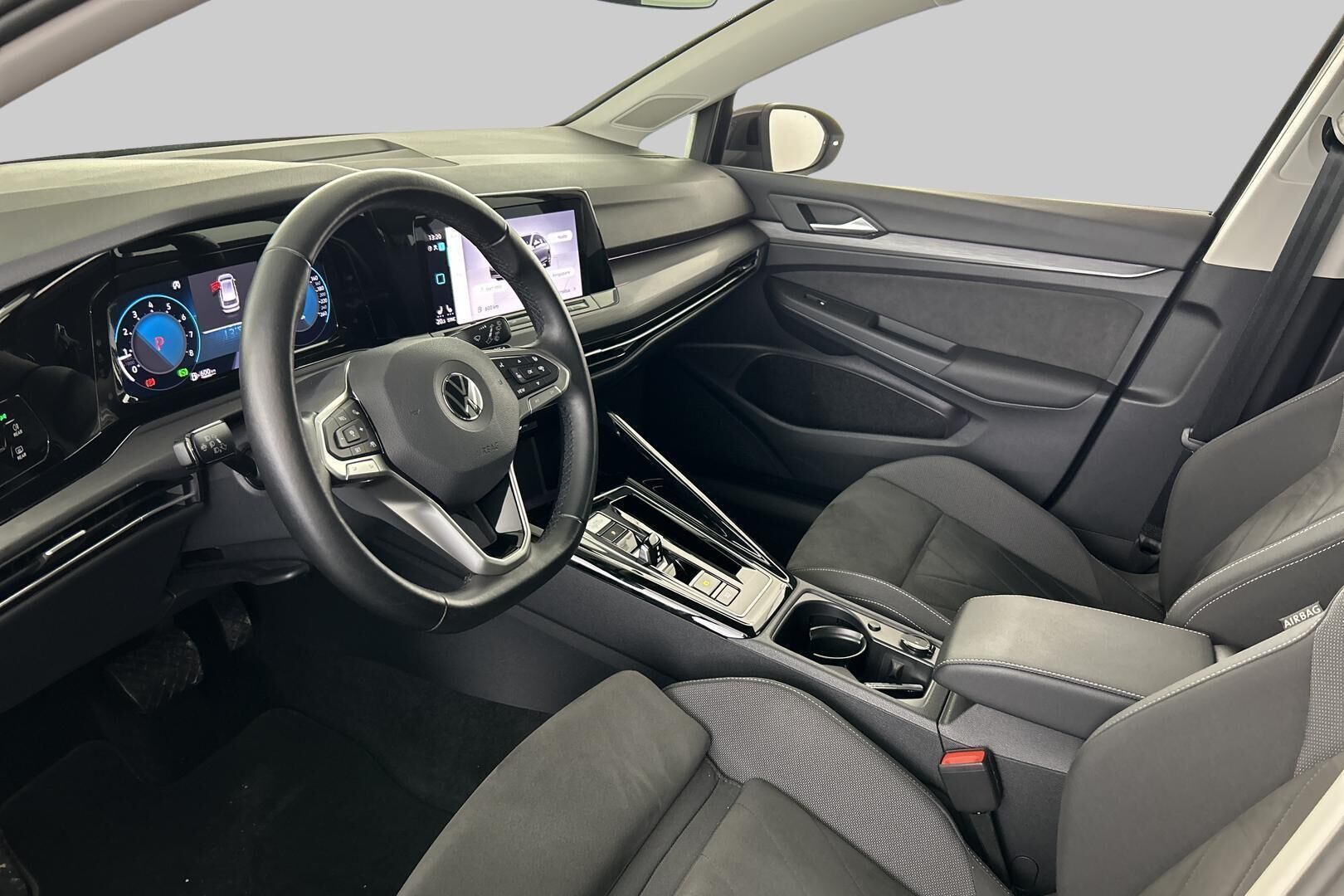 Volkswagen Golf iso kuva 8