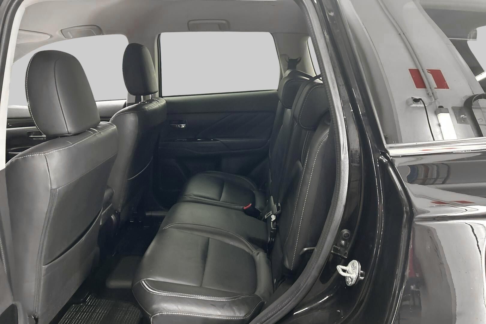 Mitsubishi Outlander PHEV iso kuva 10