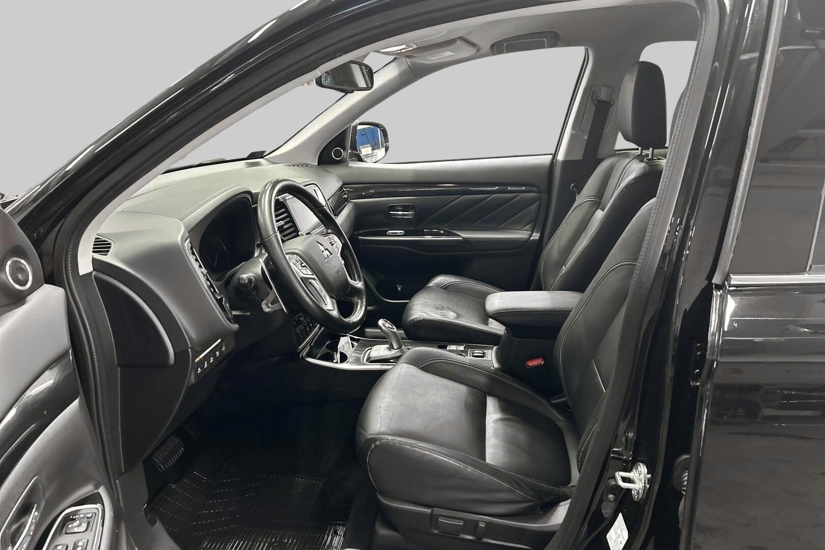 Mitsubishi Outlander PHEV iso kuva 9