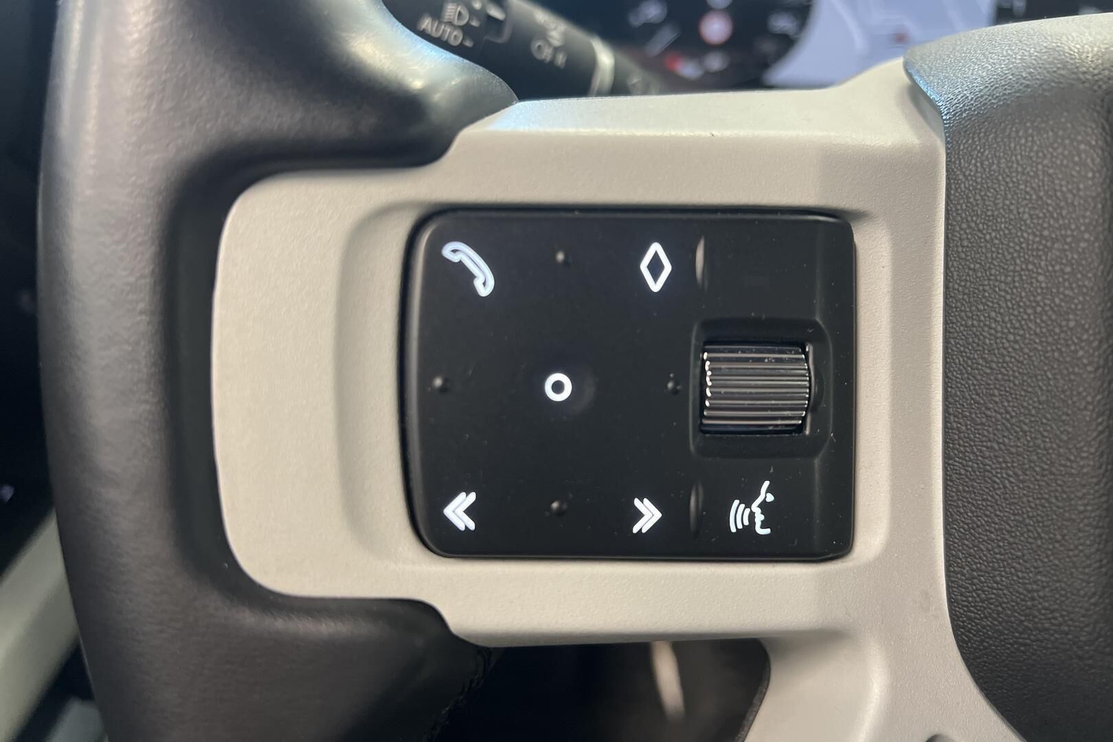 Land Rover Defender iso kuva 10