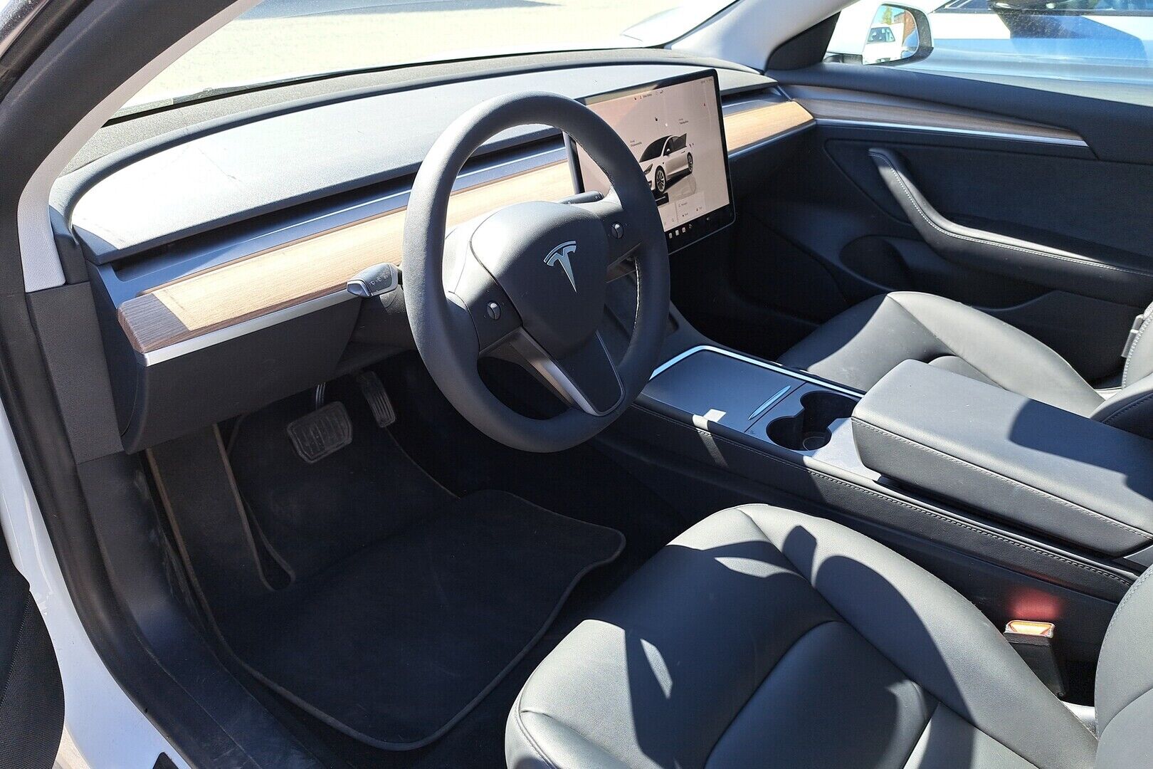Tesla Model 3 iso kuva 1