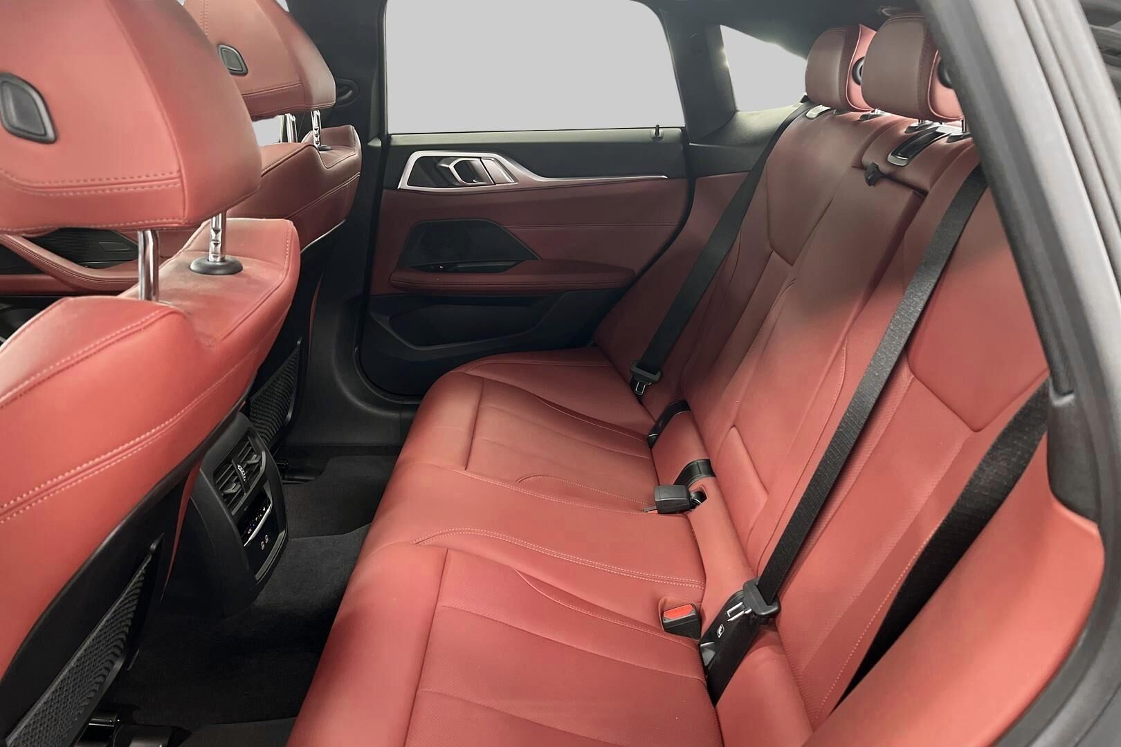 BMW i4 iso kuva 9
