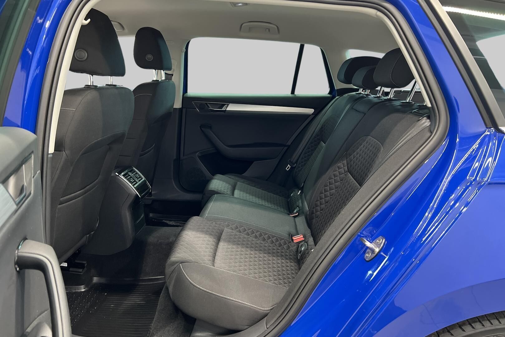 Skoda Superb iso kuva 31