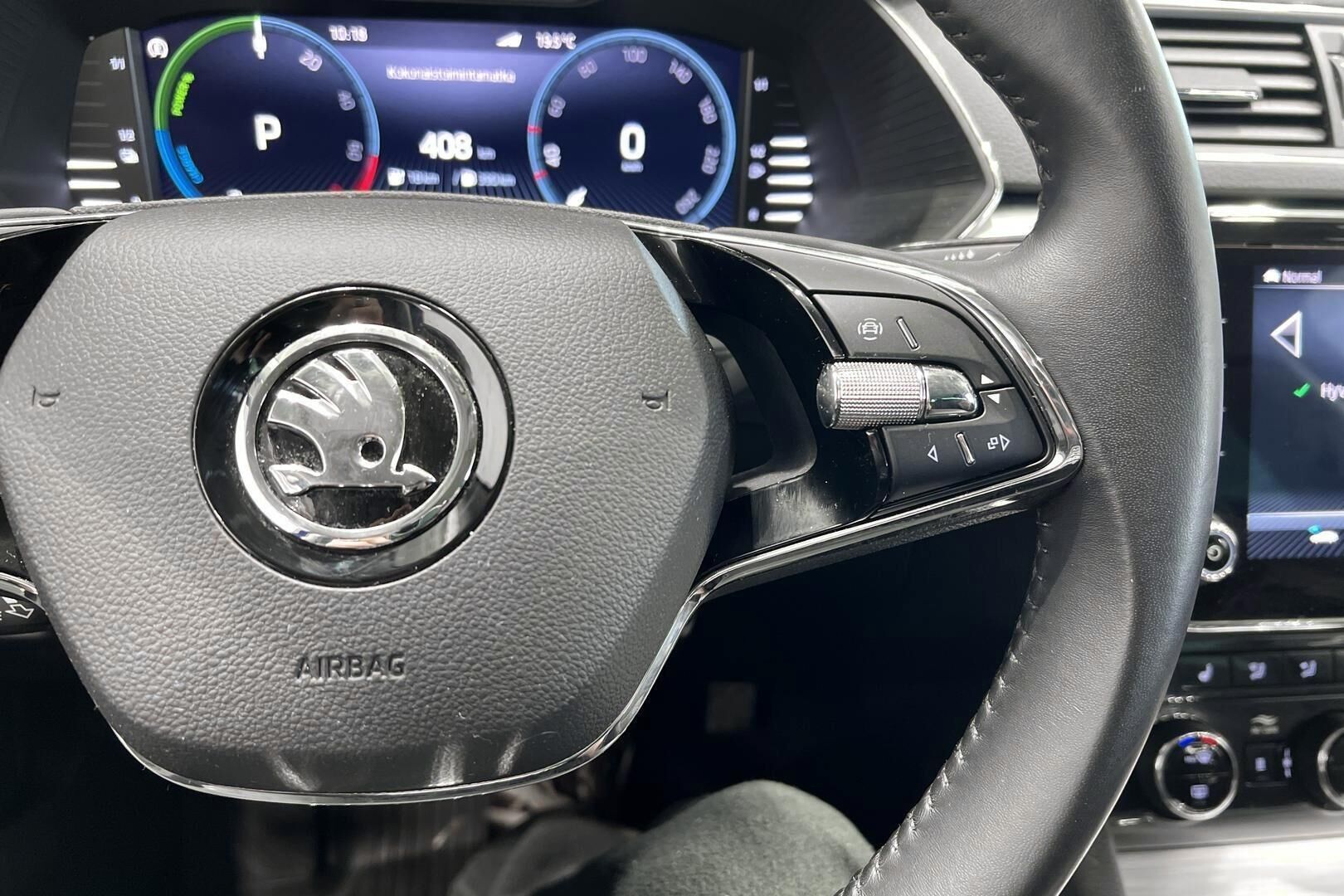 Skoda Superb iso kuva 16