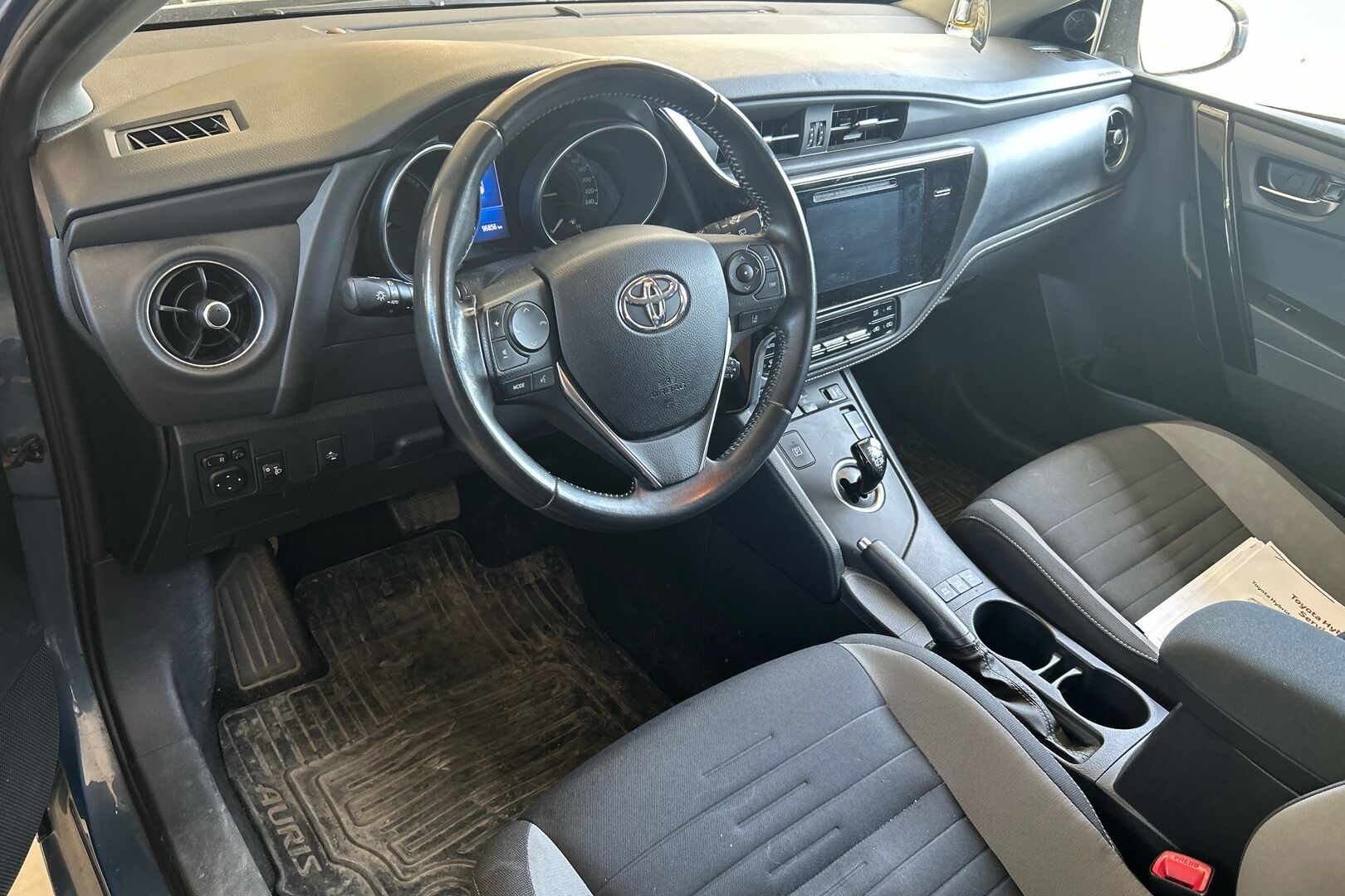 Toyota Auris iso kuva 1