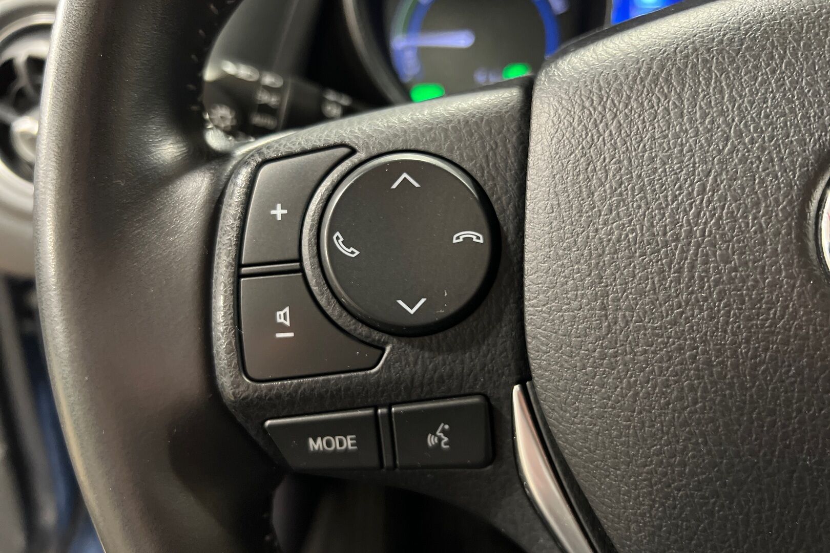 Toyota Auris iso kuva 12