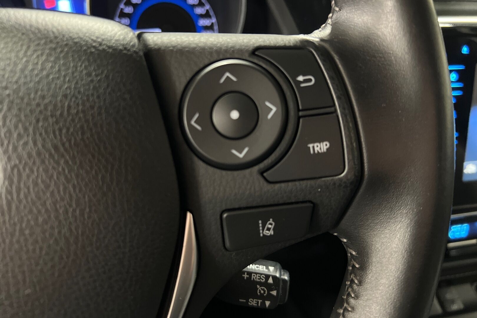 Toyota Auris iso kuva 13