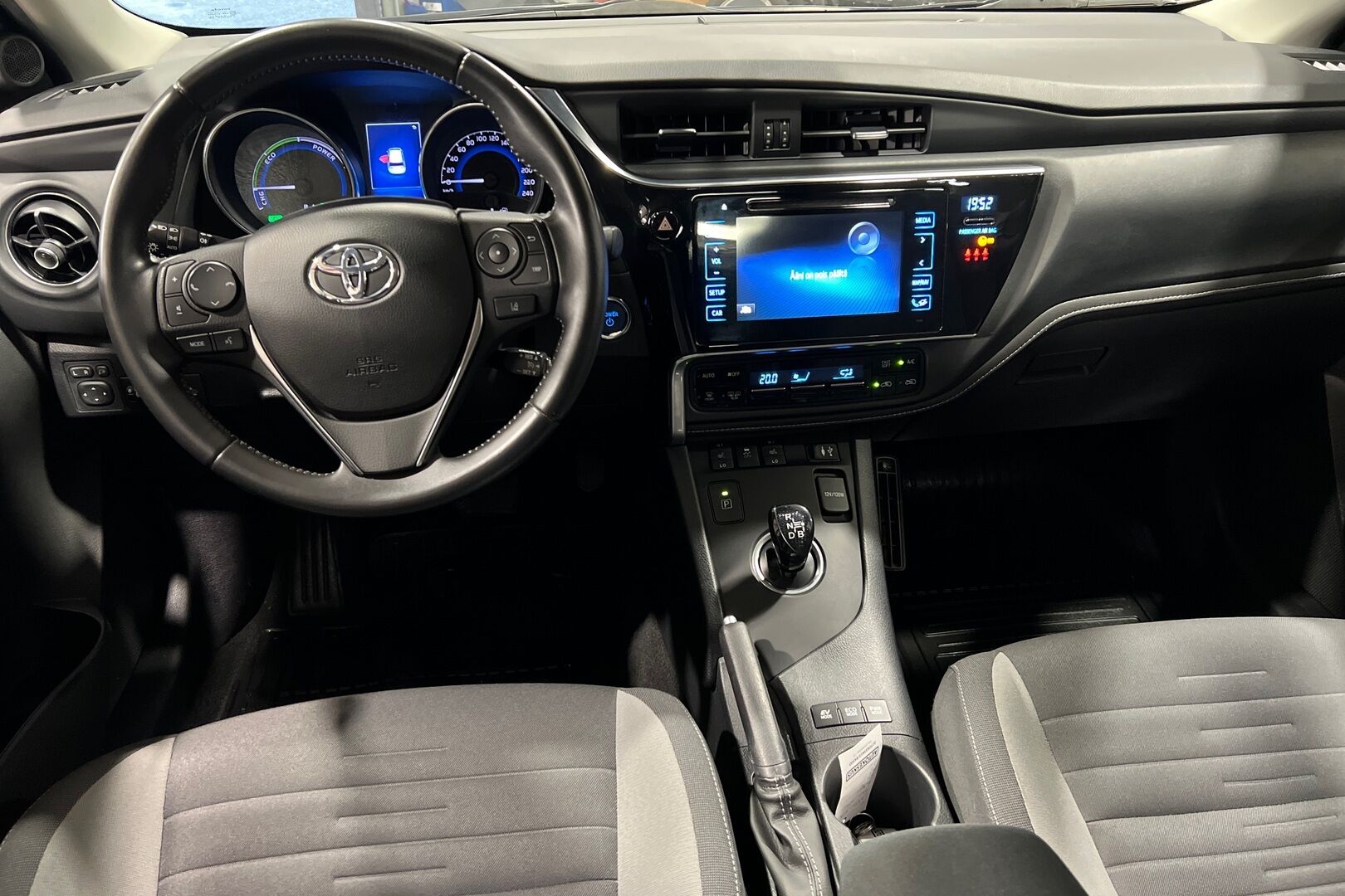 Toyota Auris iso kuva 7