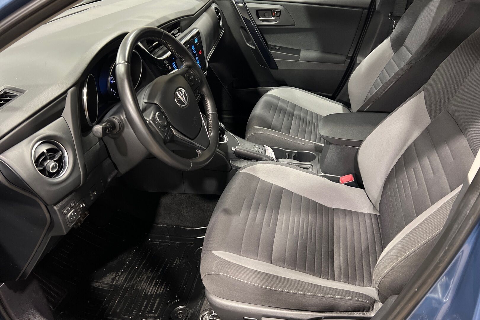 Toyota Auris iso kuva 8