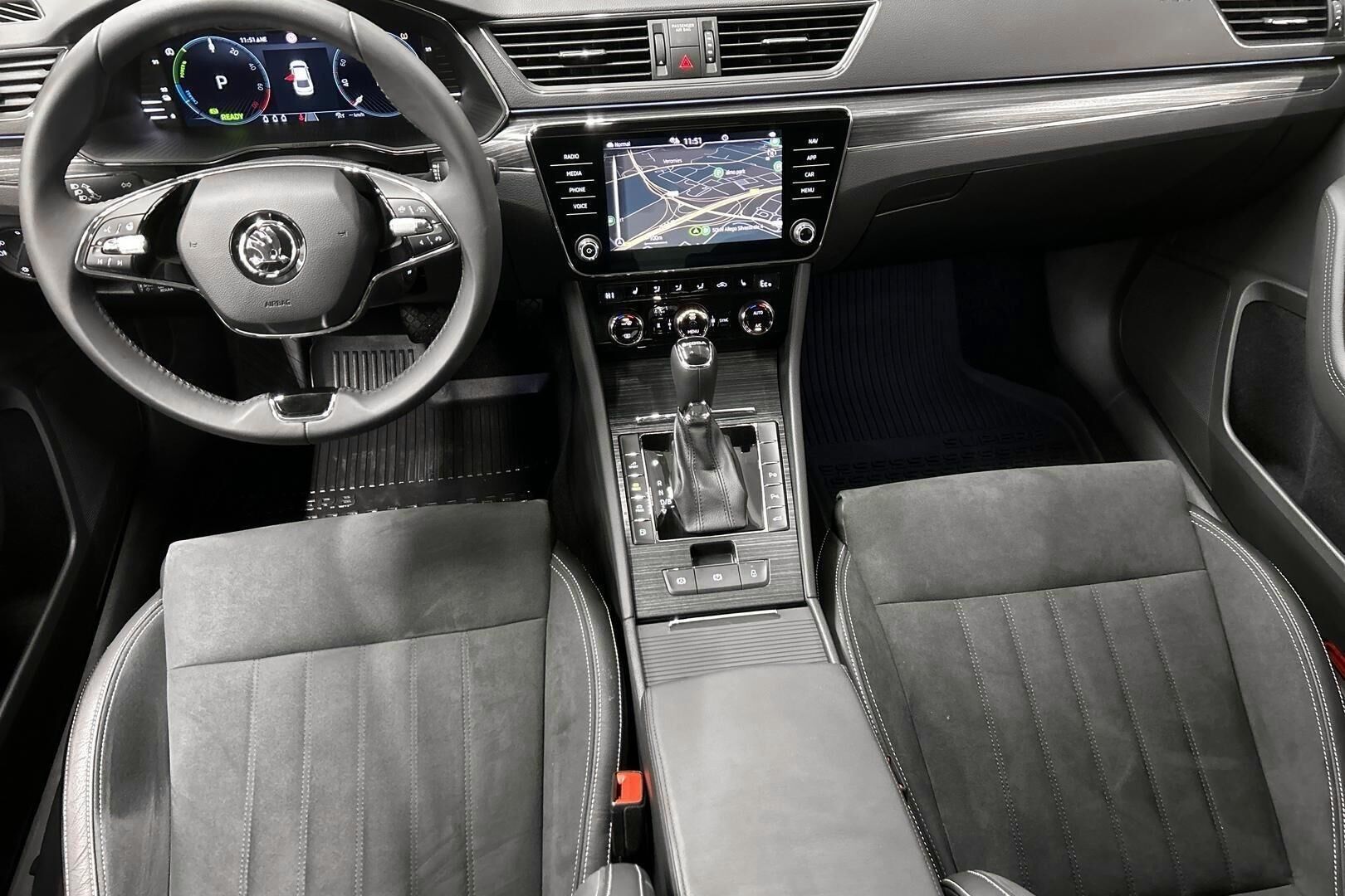 Skoda Superb iso kuva 2