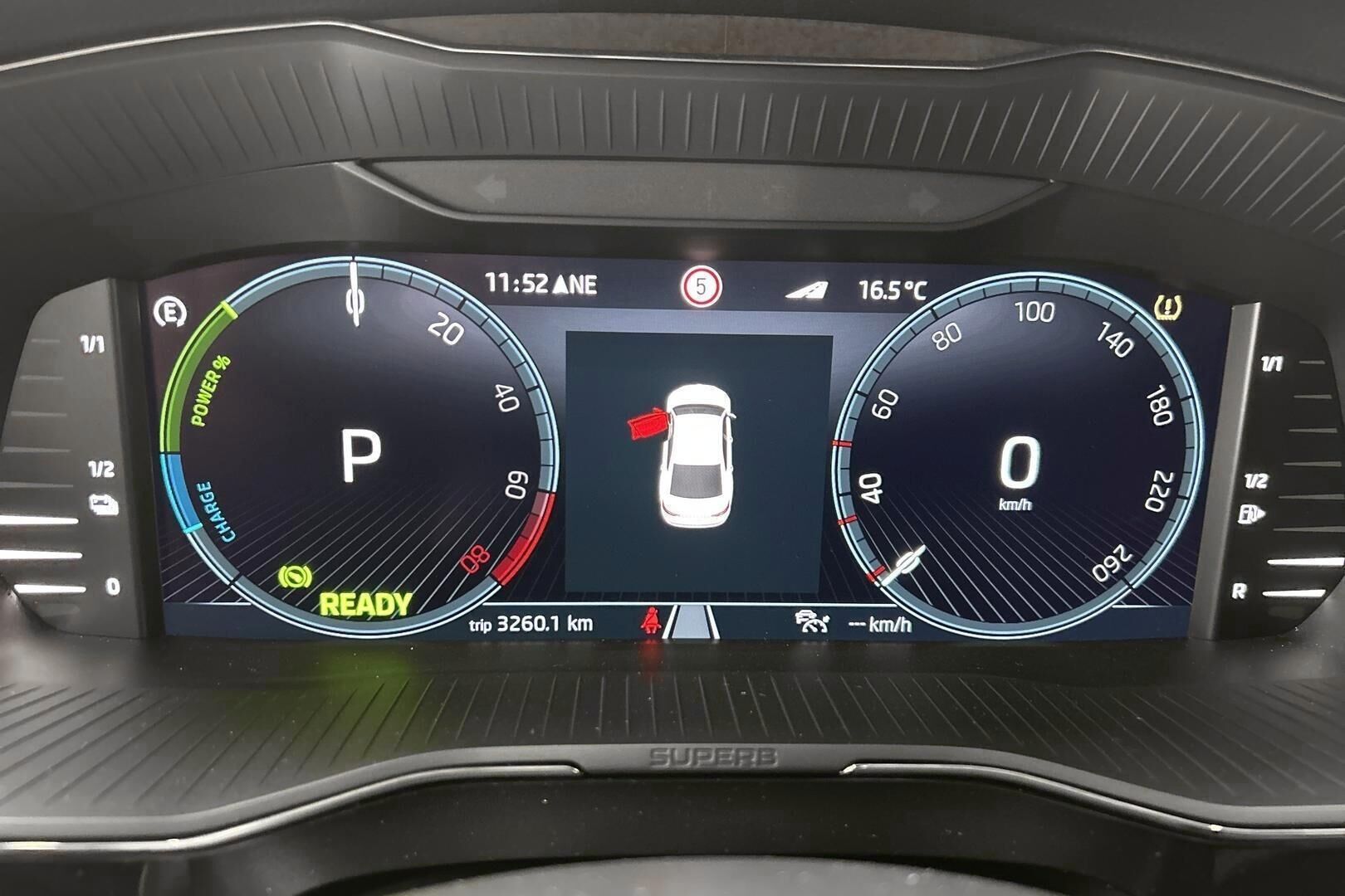 Skoda Superb iso kuva 19