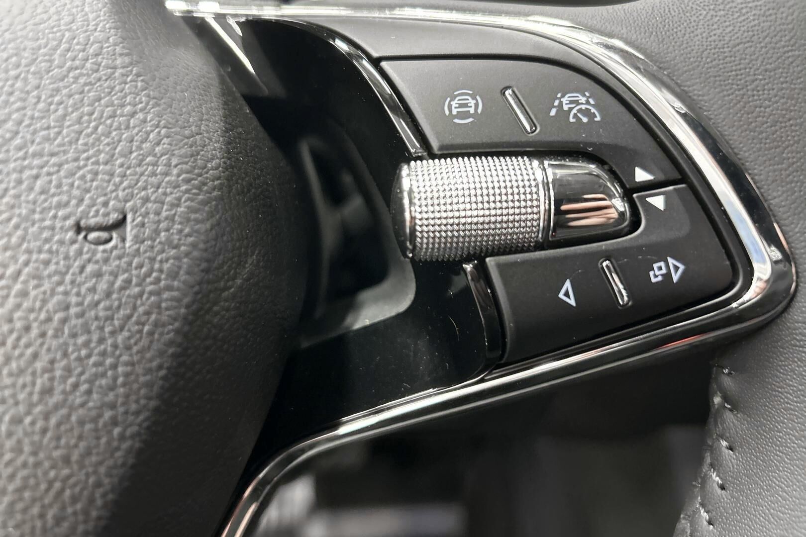 Skoda Superb iso kuva 16