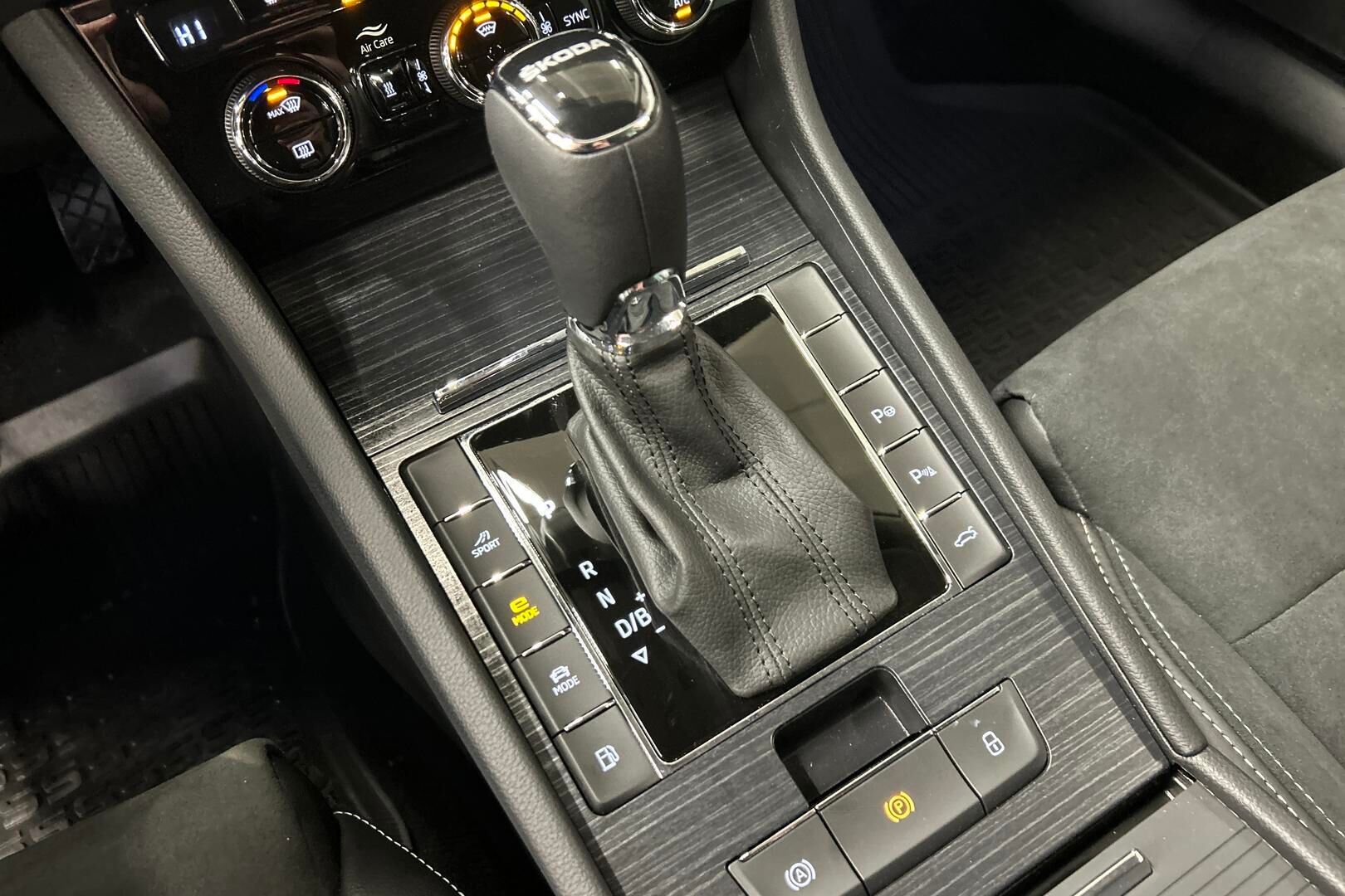 Skoda Superb iso kuva 21