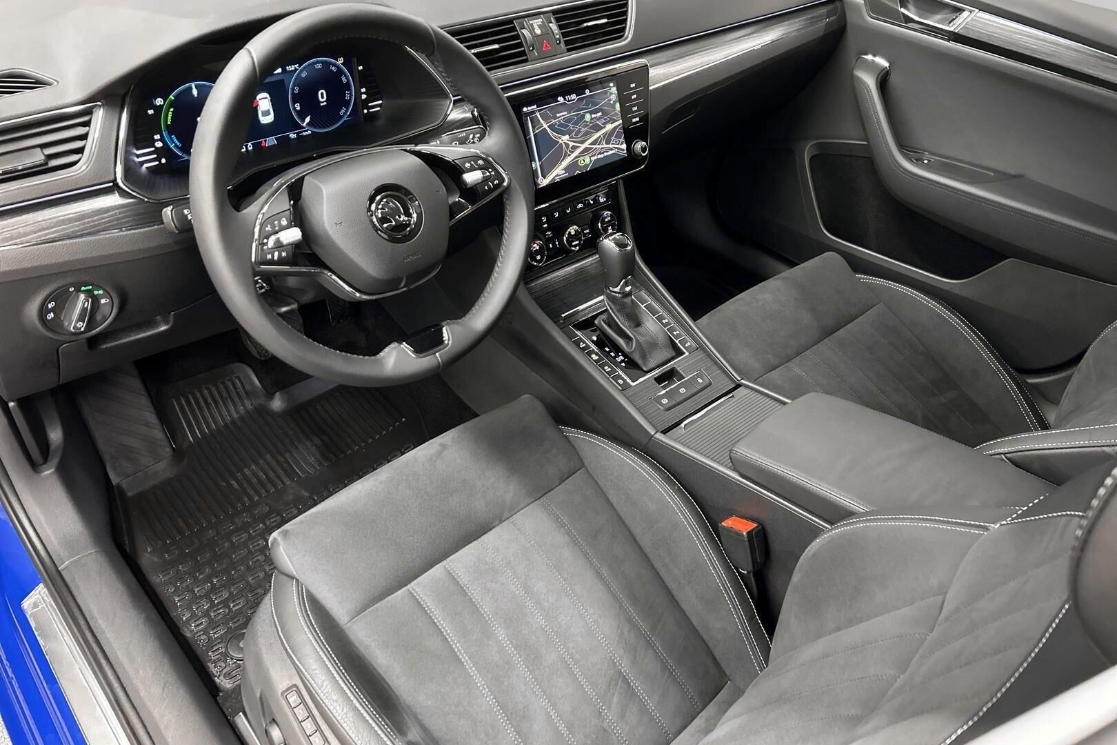 Skoda Superb iso kuva 9