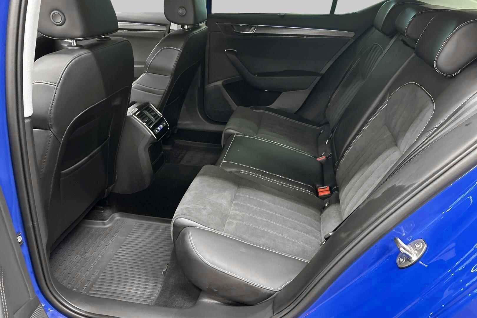 Skoda Superb iso kuva 15