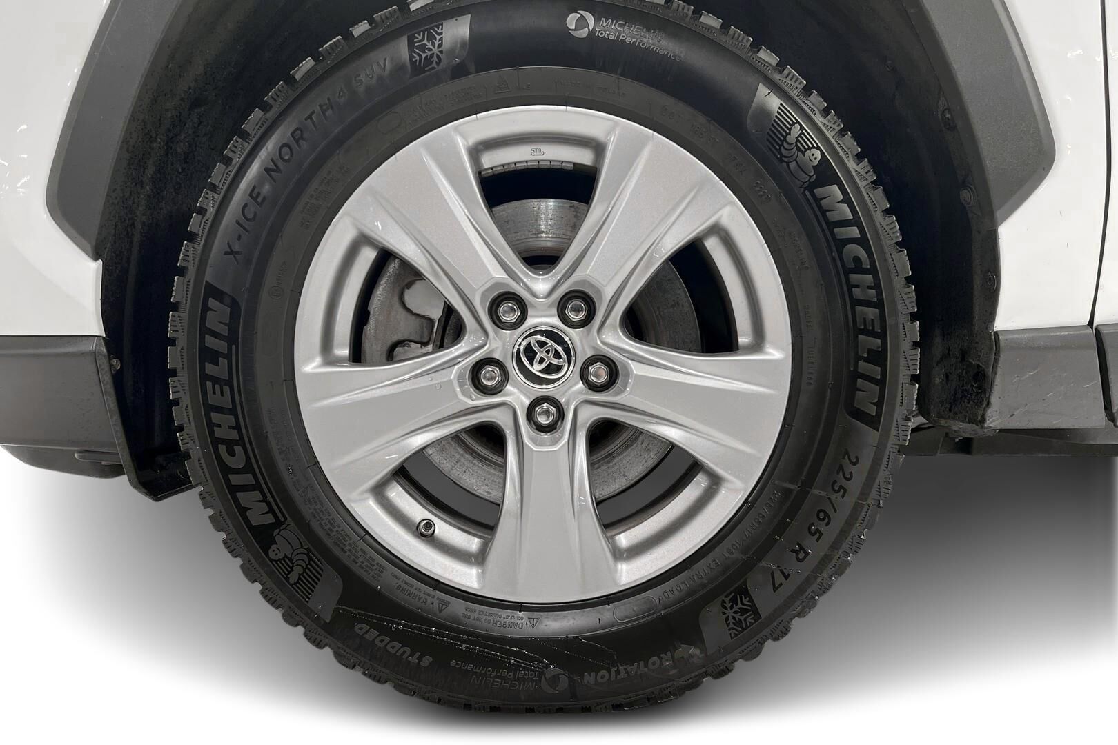 Toyota RAV4 iso kuva 12