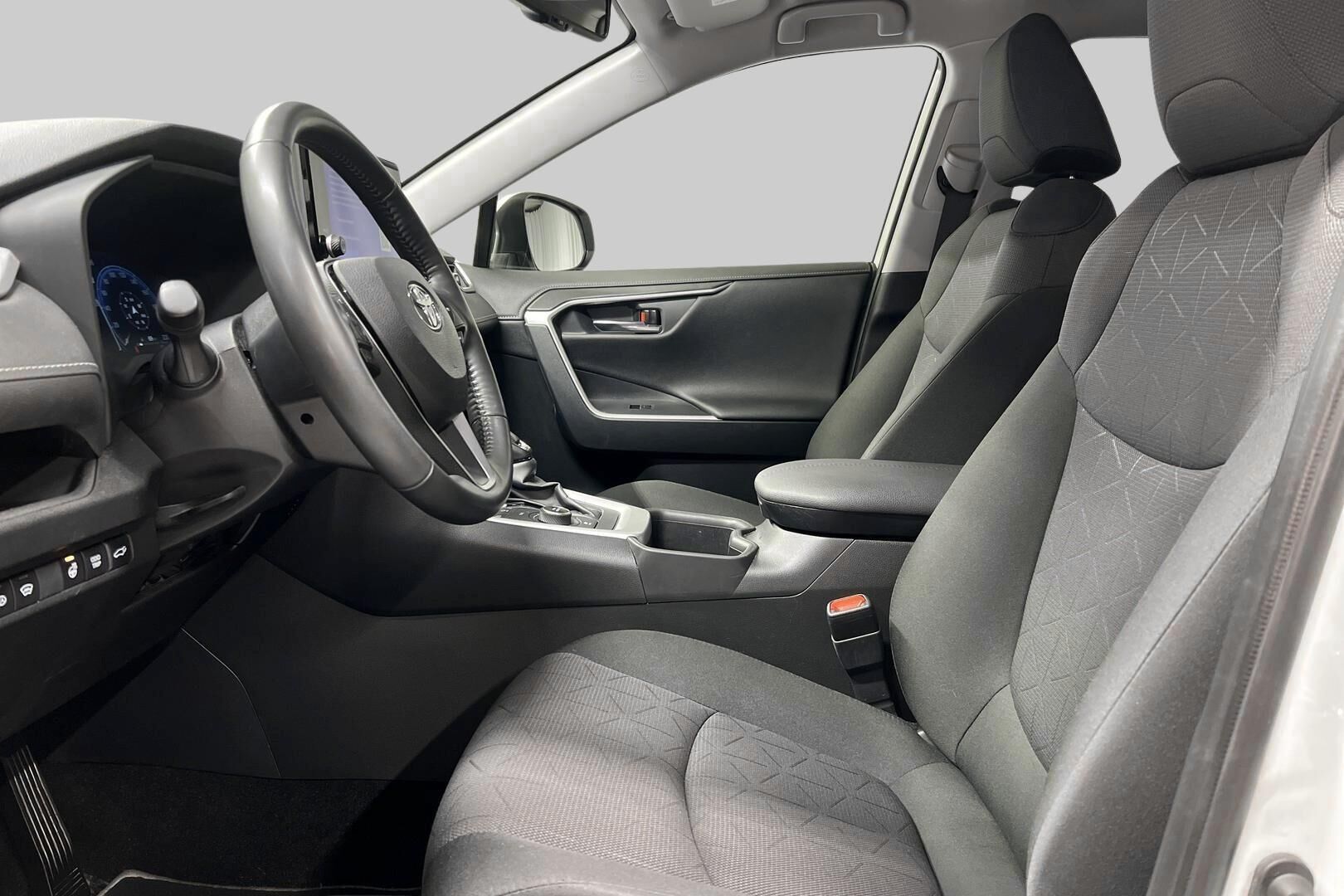 Toyota RAV4 iso kuva 8