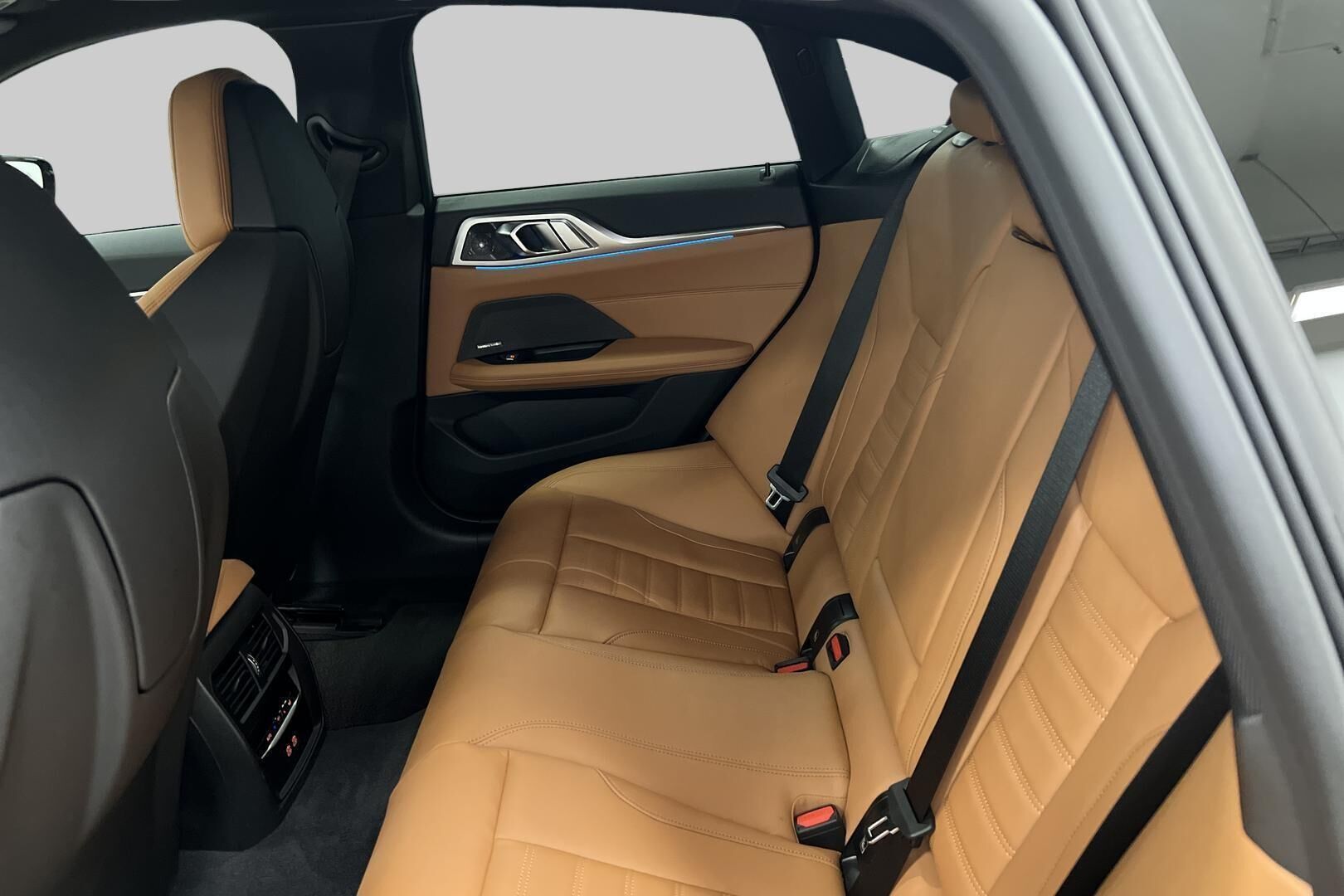 BMW i4 iso kuva 9