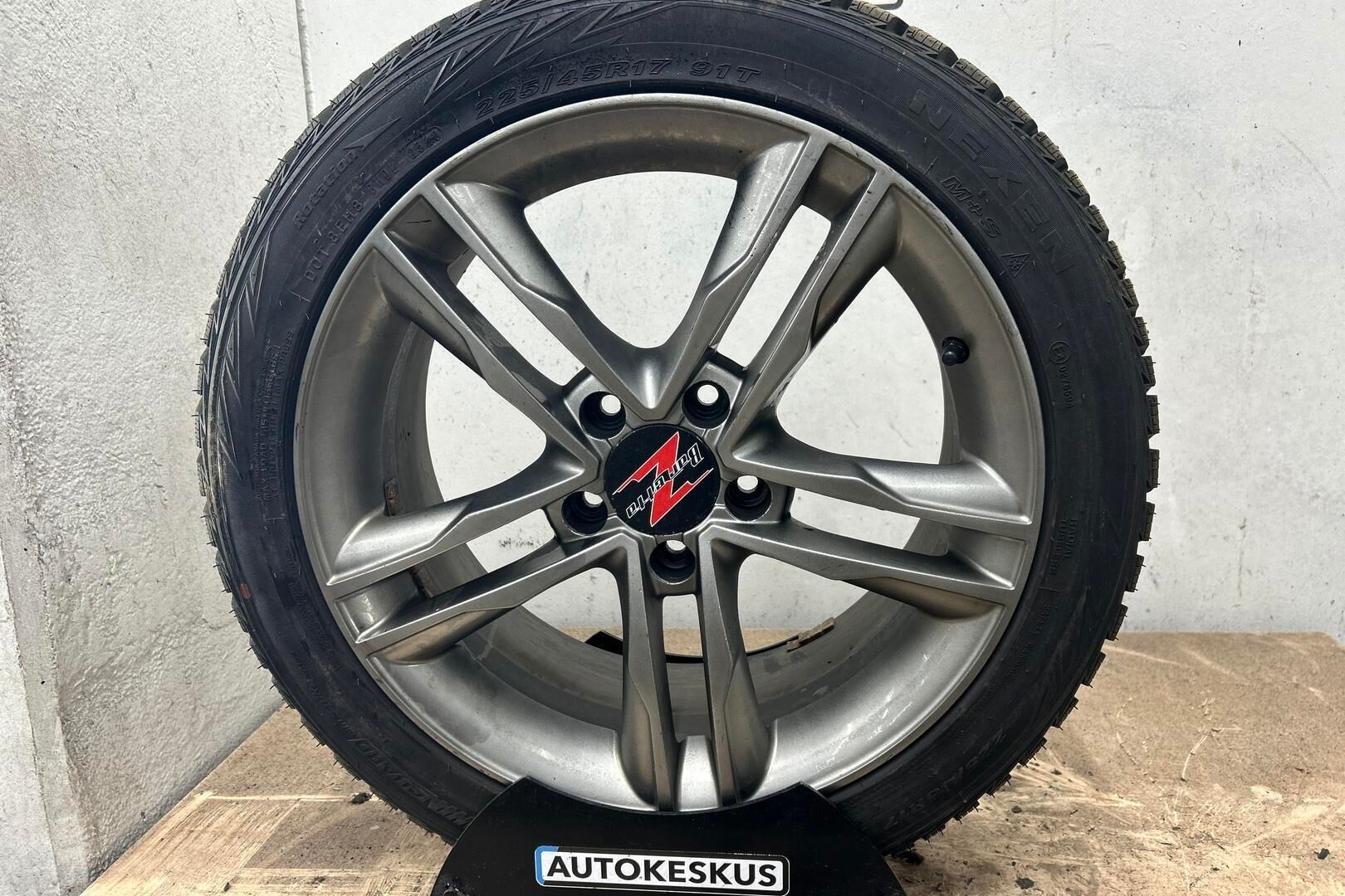 Kia Ceed iso kuva 10