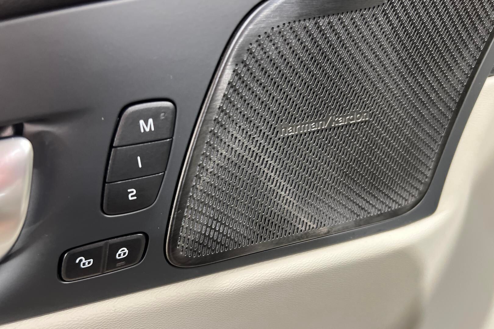 Volvo XC60 iso kuva 16
