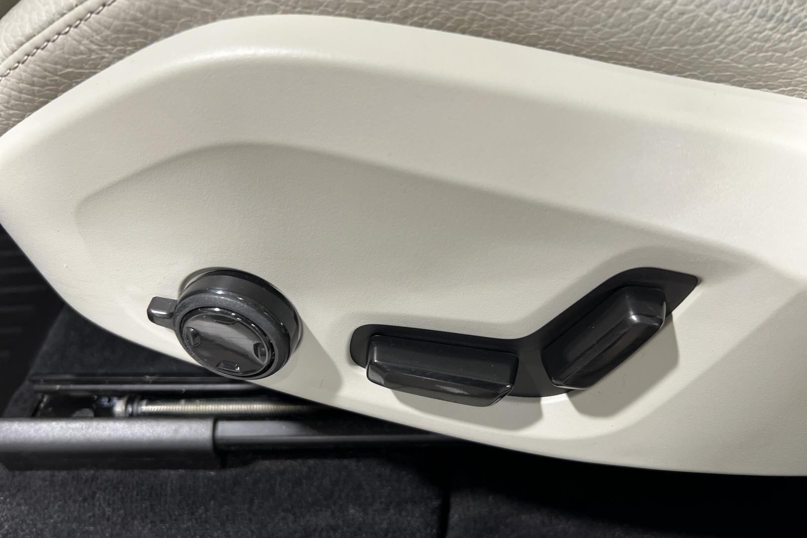 Volvo XC60 iso kuva 17