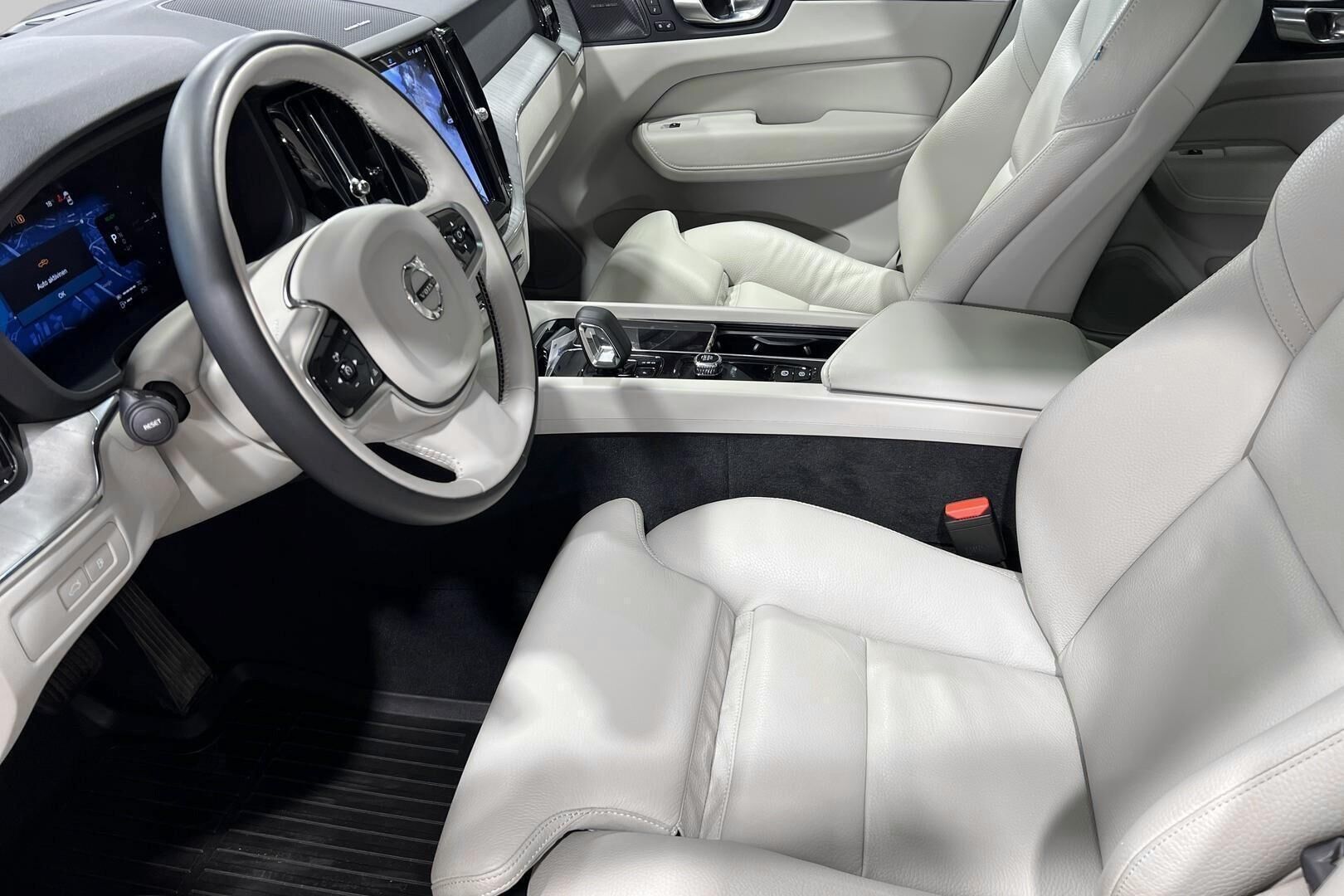 Volvo XC60 iso kuva 9