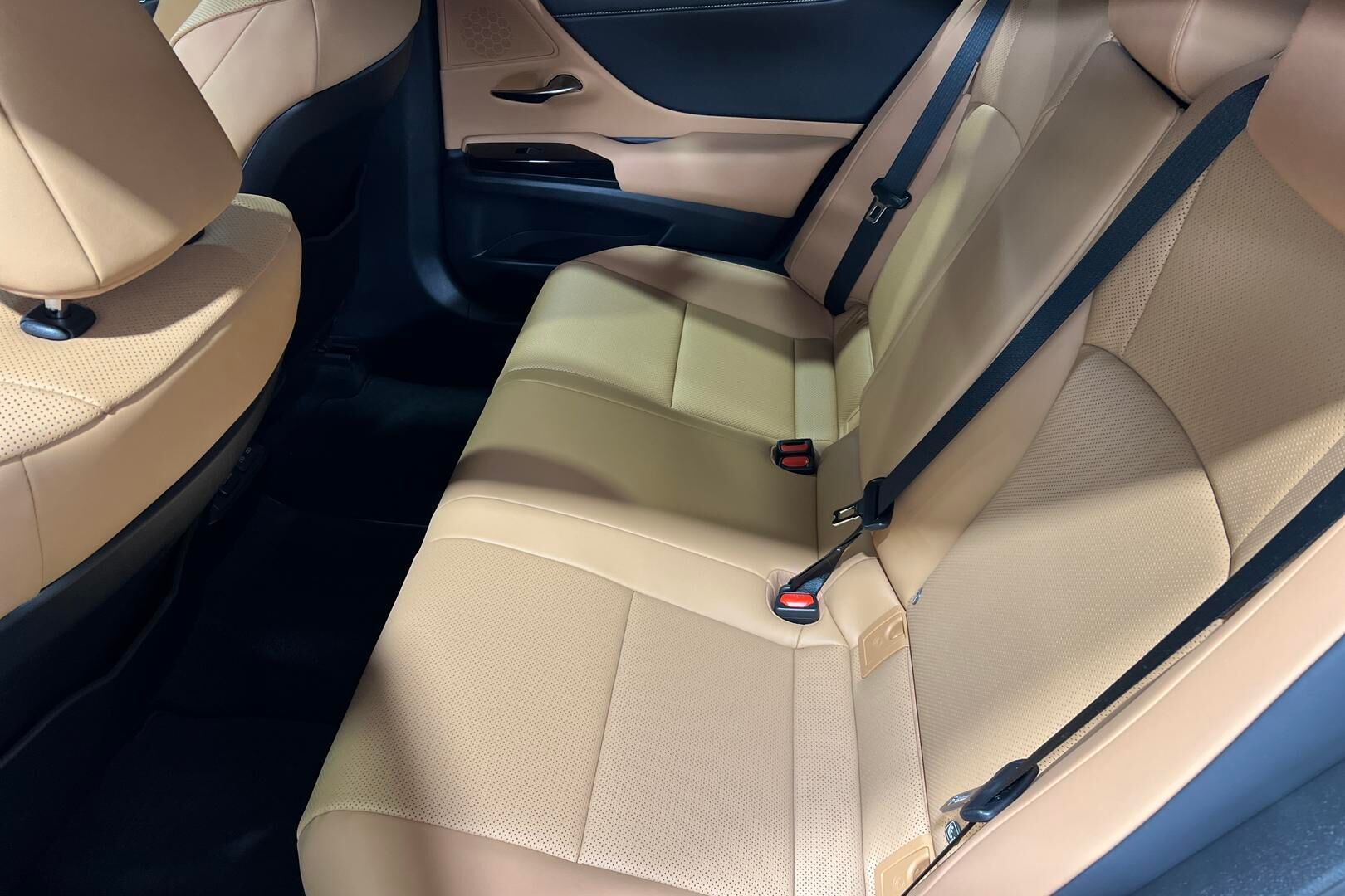 Lexus ES iso kuva 10