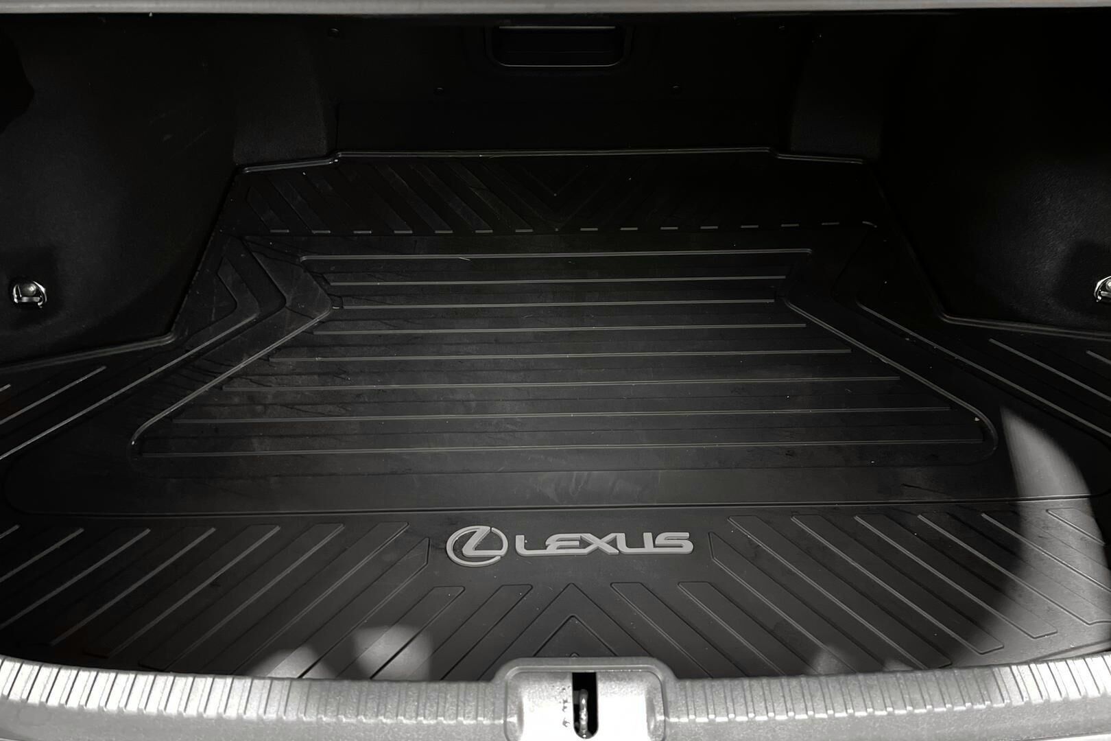 Lexus ES iso kuva 12