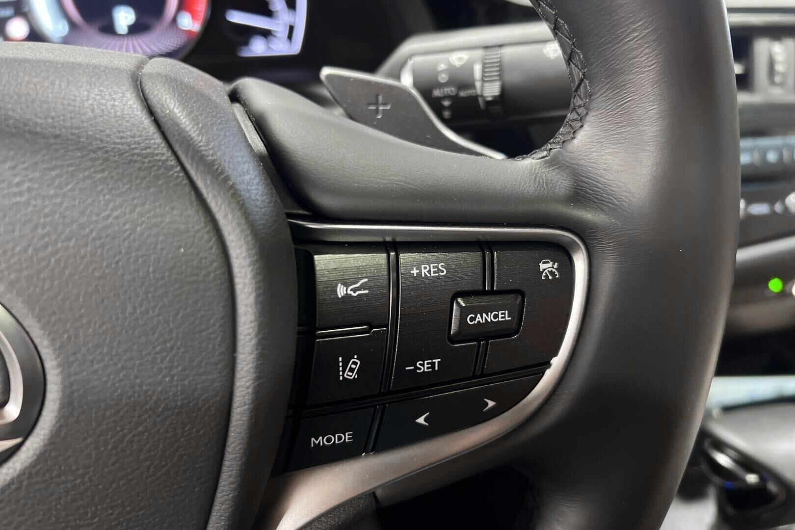 Lexus ES iso kuva 17