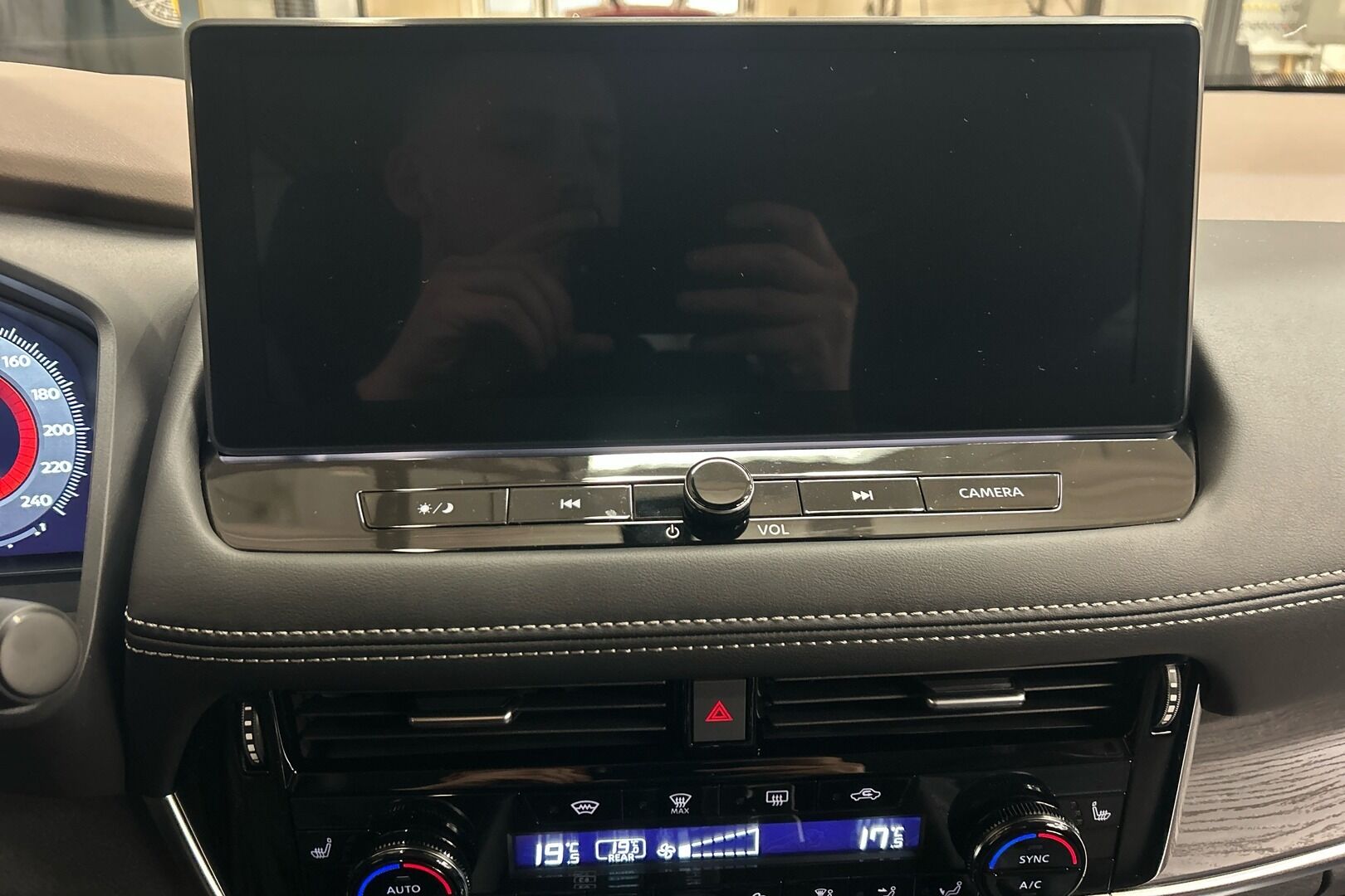 Nissan X-Trail iso kuva 12