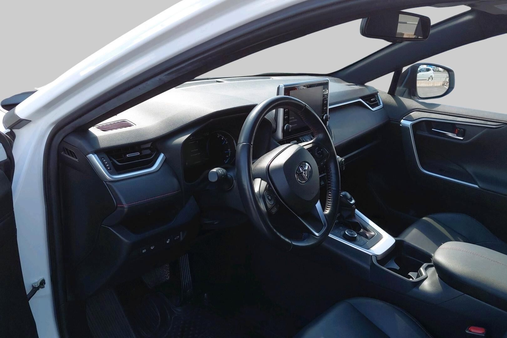 Toyota RAV4 Plug-in iso kuva 1