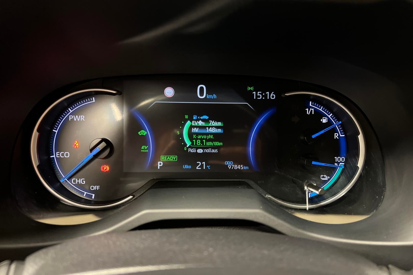 Toyota RAV4 Plug-in iso kuva 13