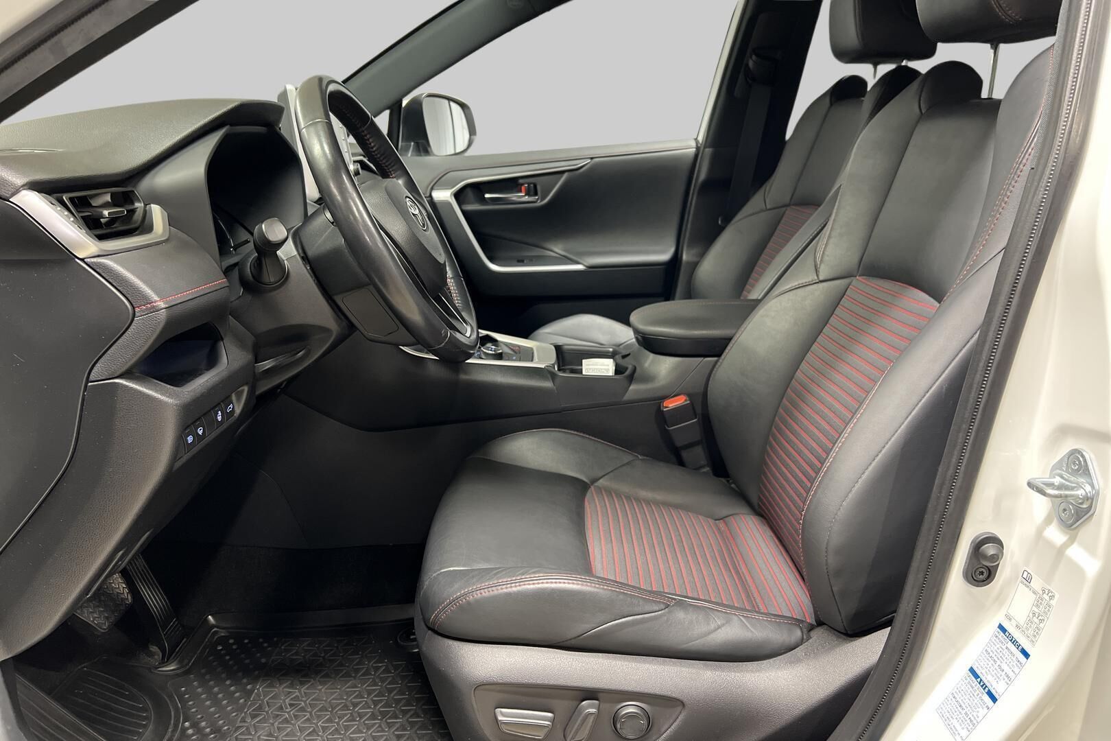 Toyota RAV4 Plug-in iso kuva 8