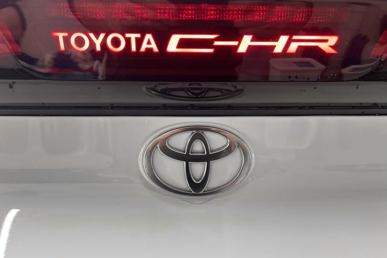 Toyota C-HR iso kuva 24