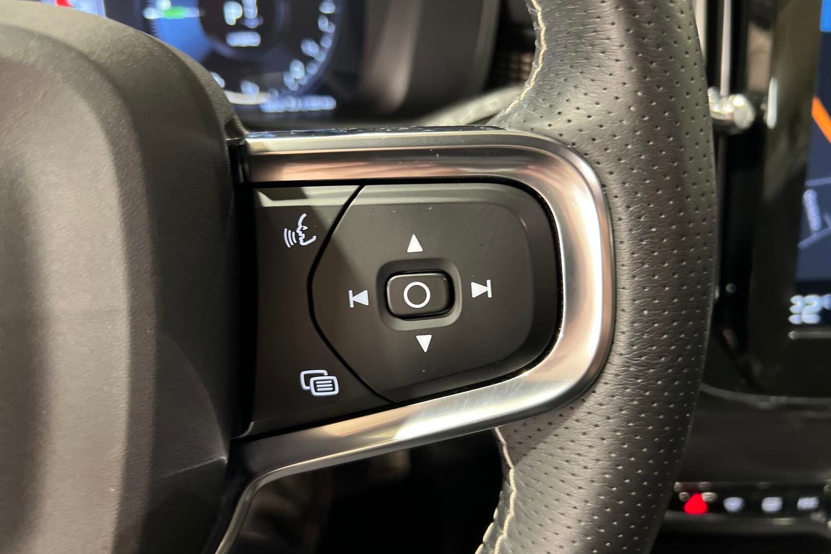 Volvo XC40 iso kuva 18