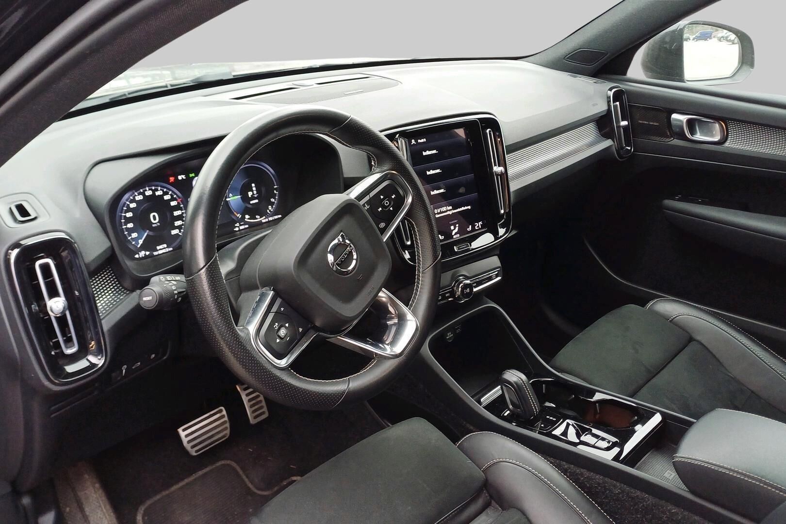 Volvo XC40 iso kuva 2