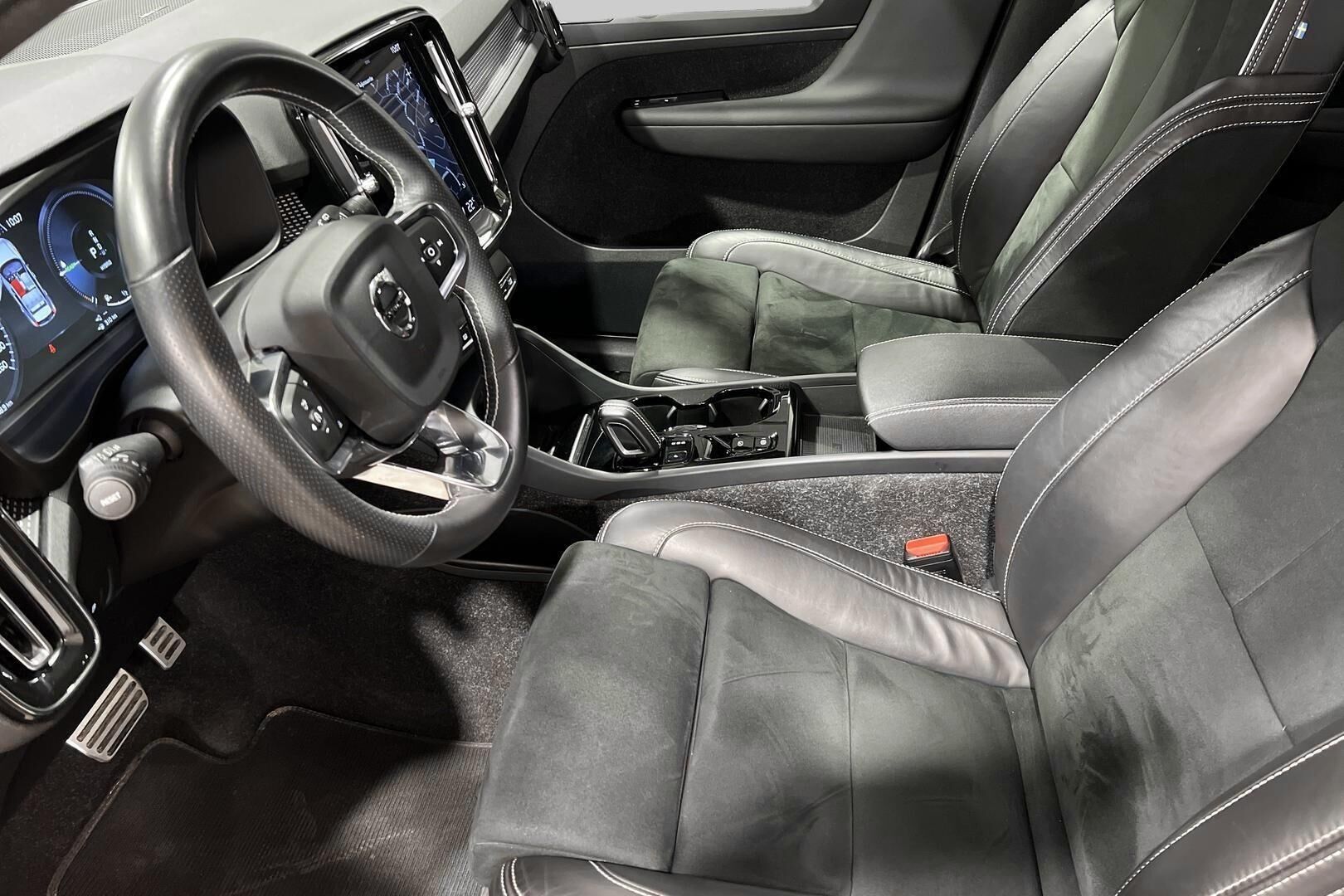 Volvo XC40 iso kuva 9