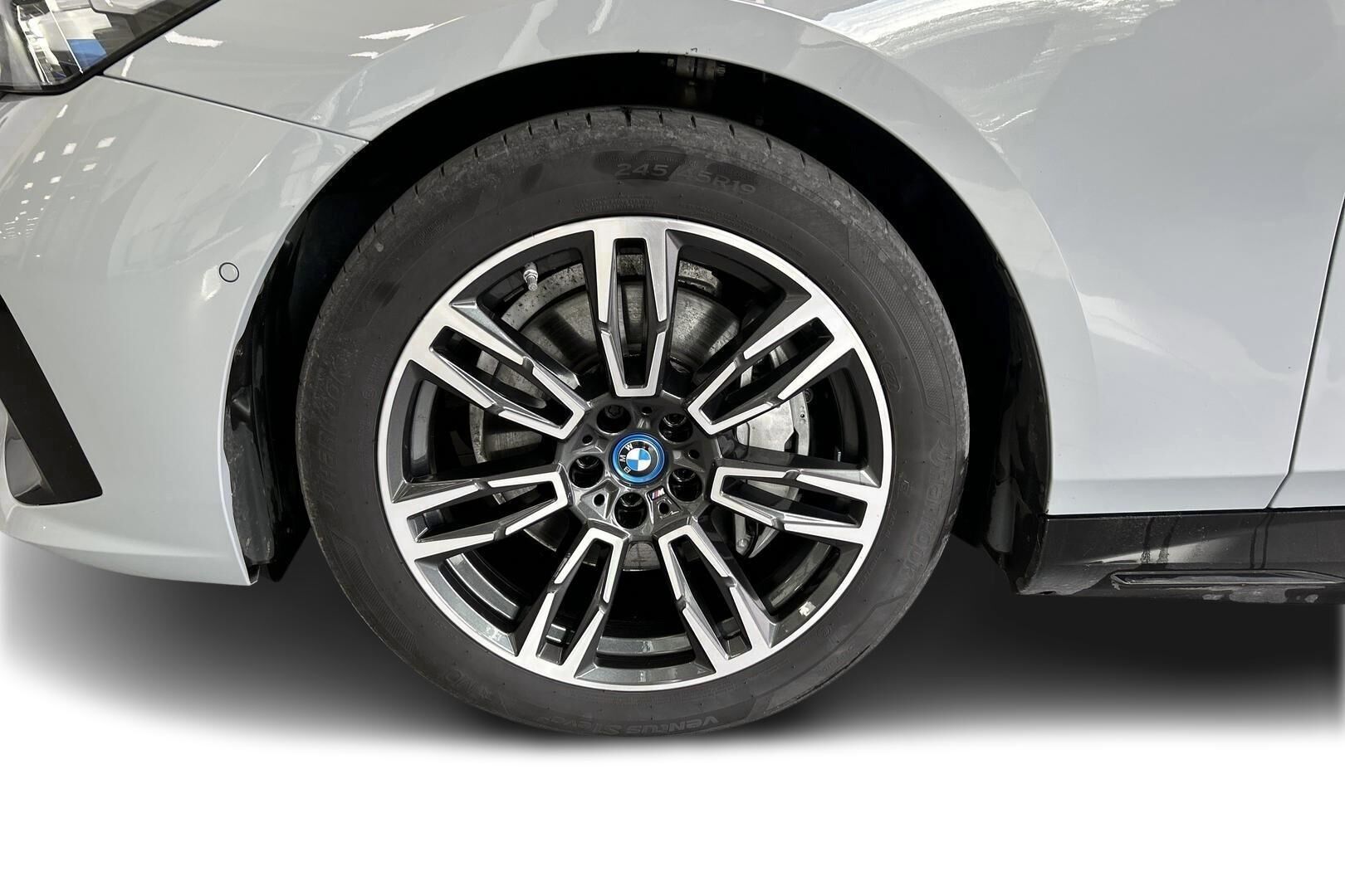 BMW i5 iso kuva 12