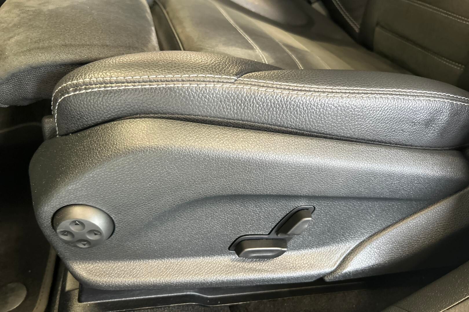 MERCEDES-BENZ EQC iso kuva 18