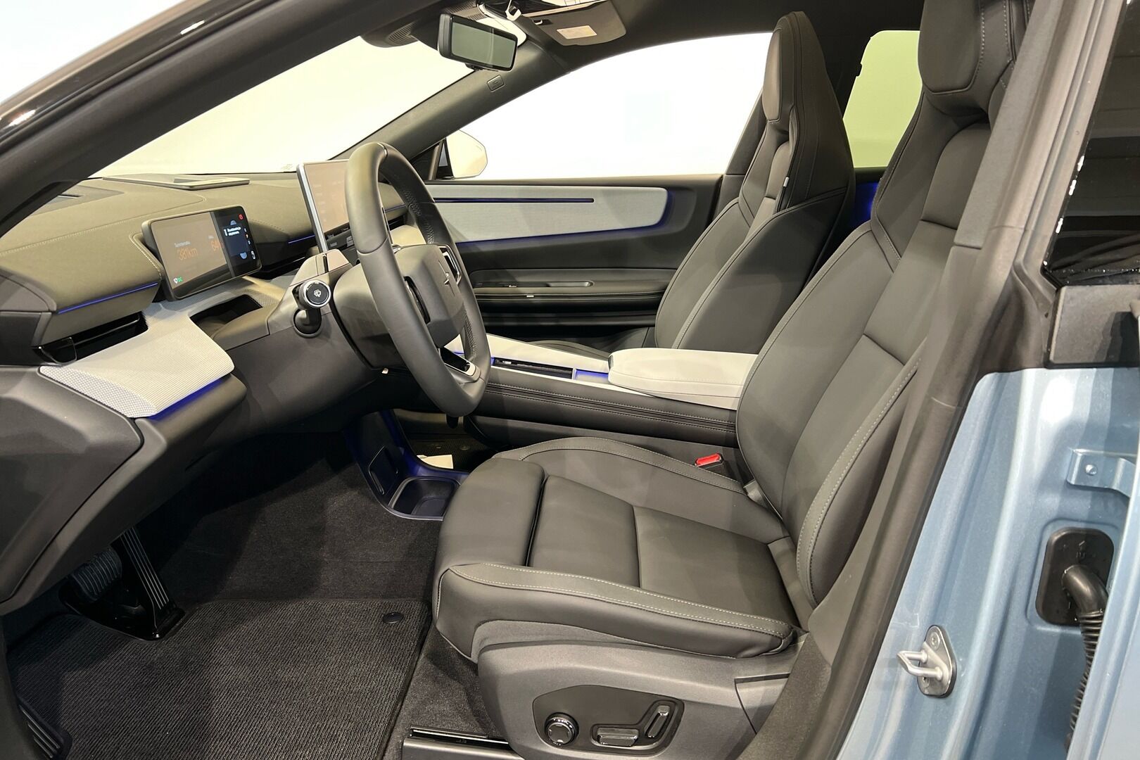POLESTAR 4 iso kuva 13
